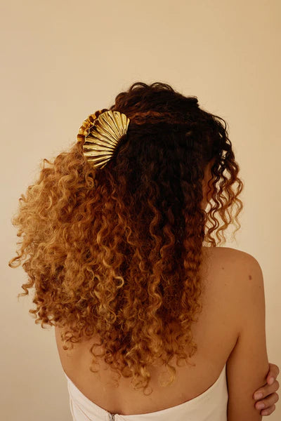 Grip test photoclip in thick hair