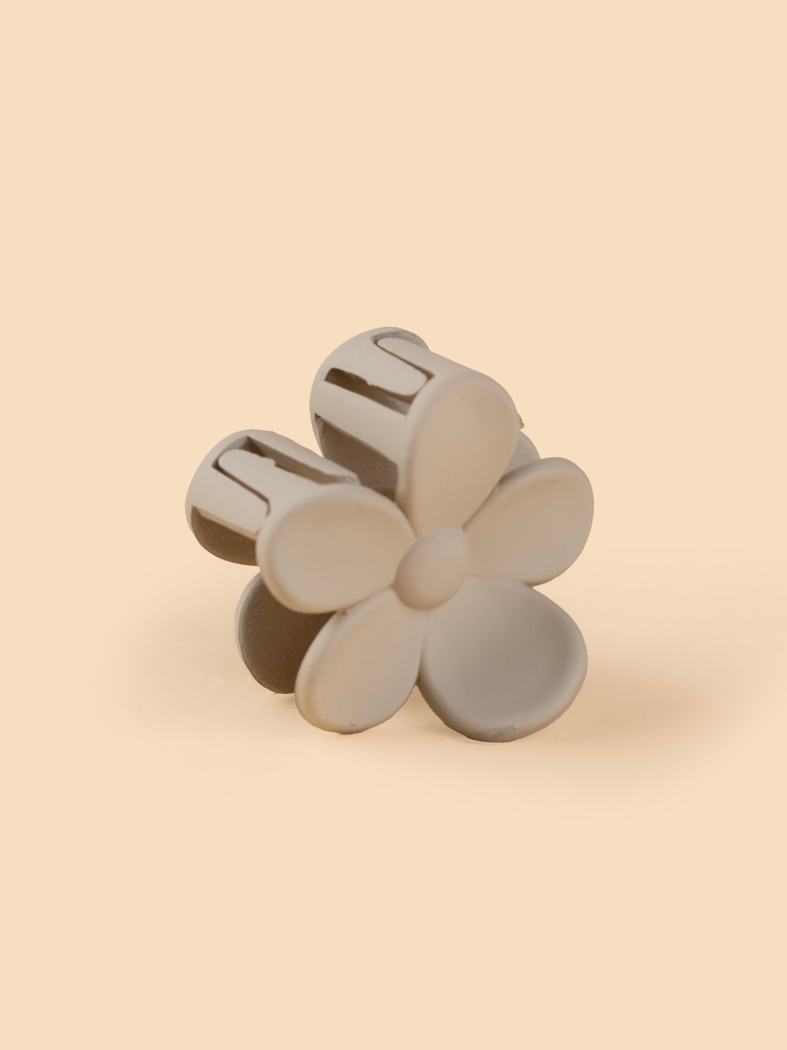 Matte Daisy Claw - Small