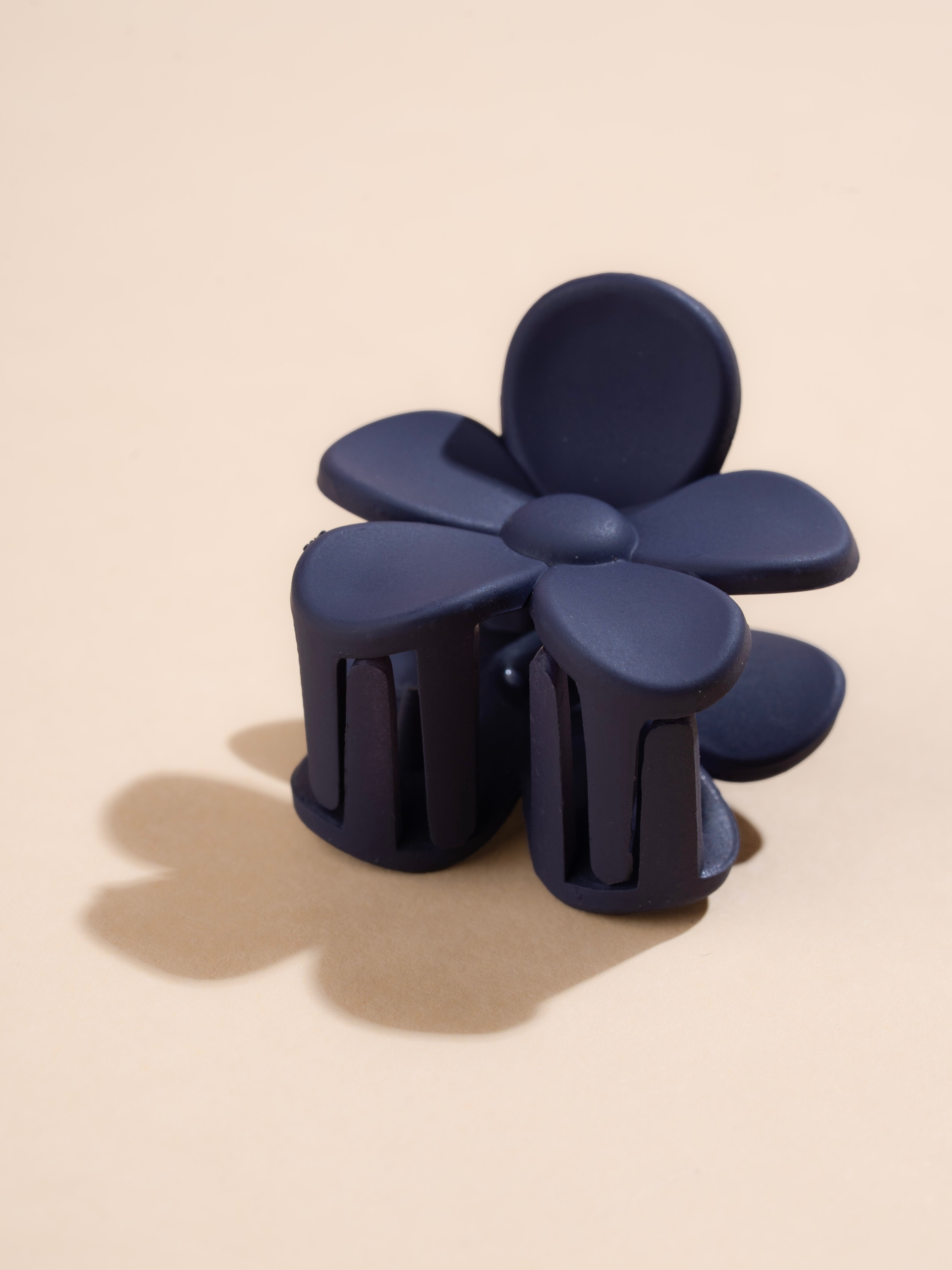 Matte Daisy Claw - Small