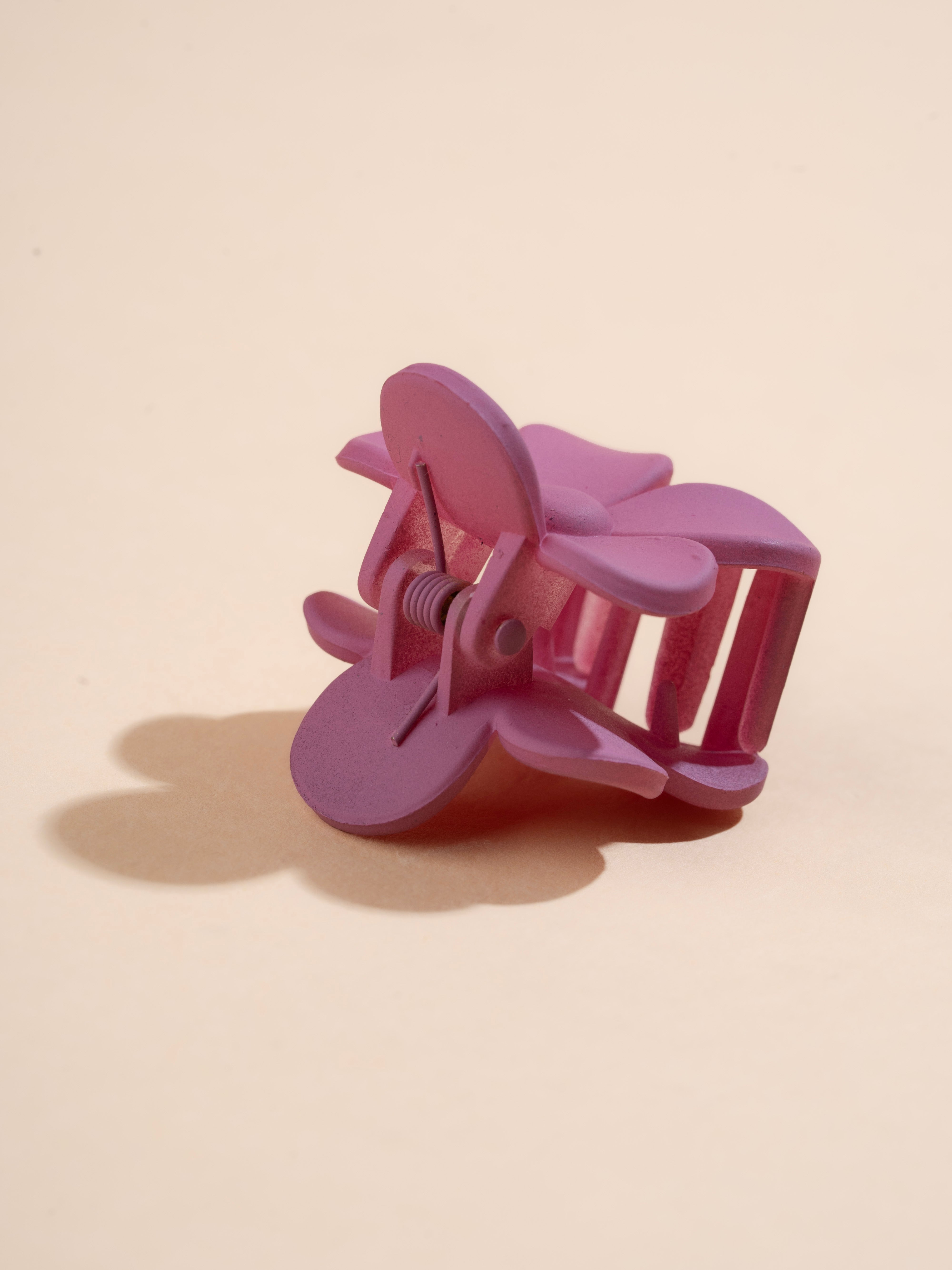 Matte Daisy Claw - Small