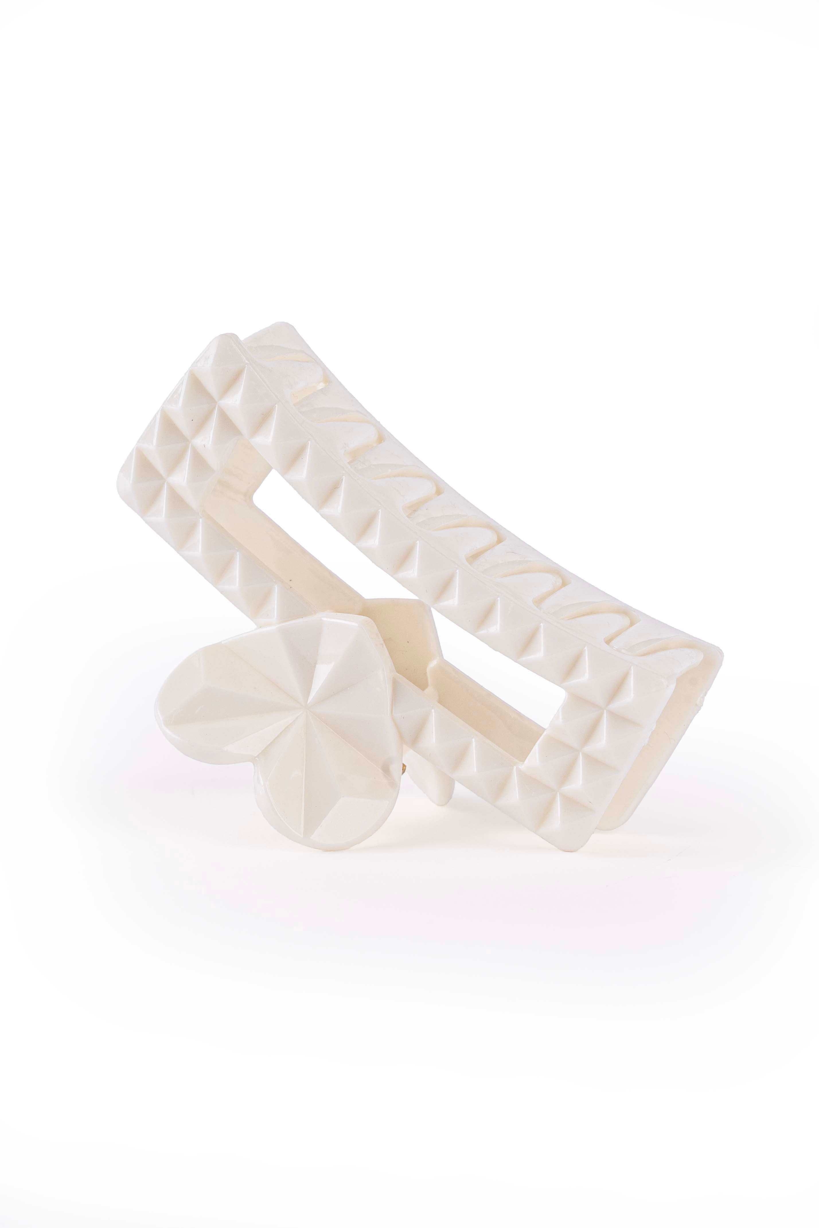 Studded Heart Frame Claw - Medium