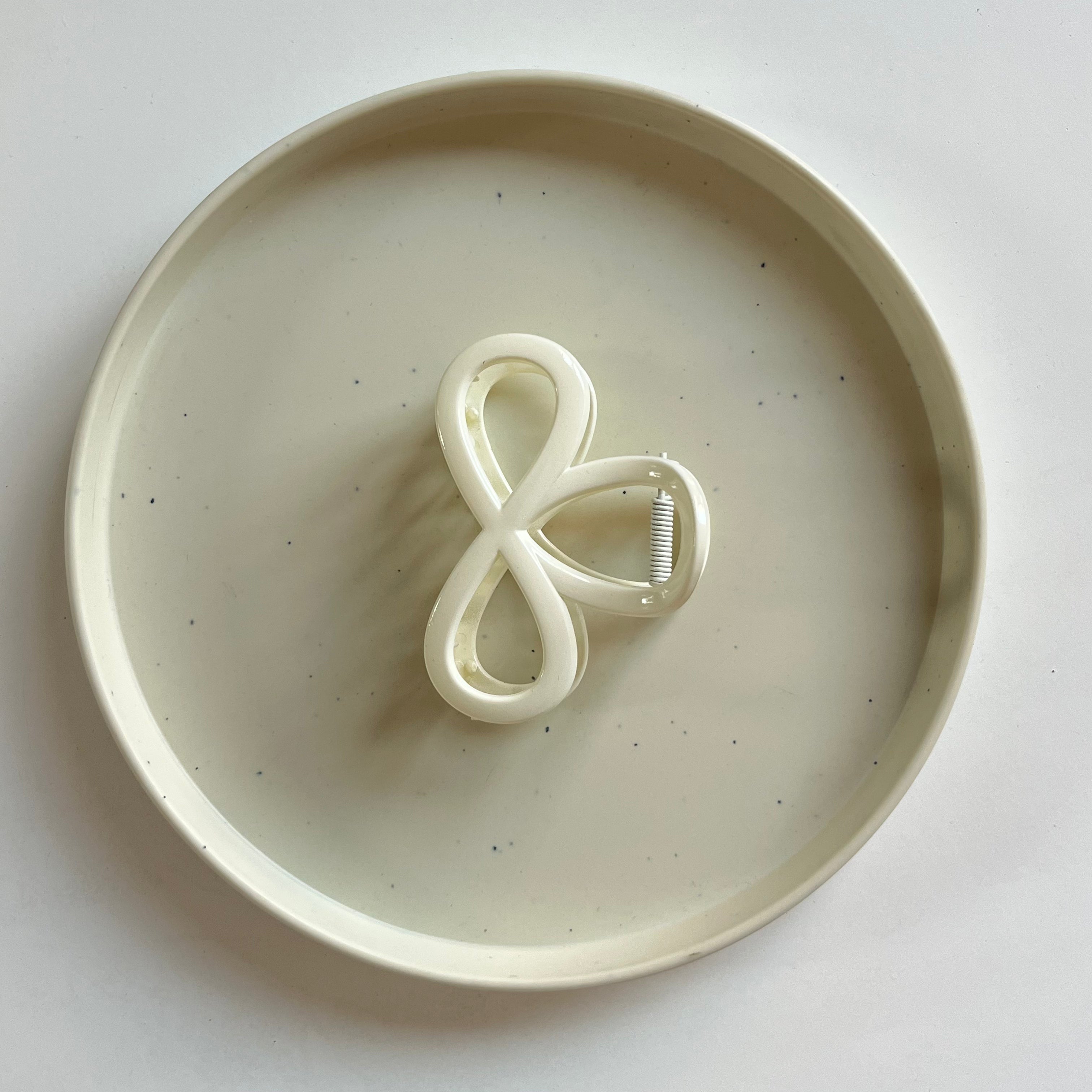 Infinity Loop Medium Hair Claw