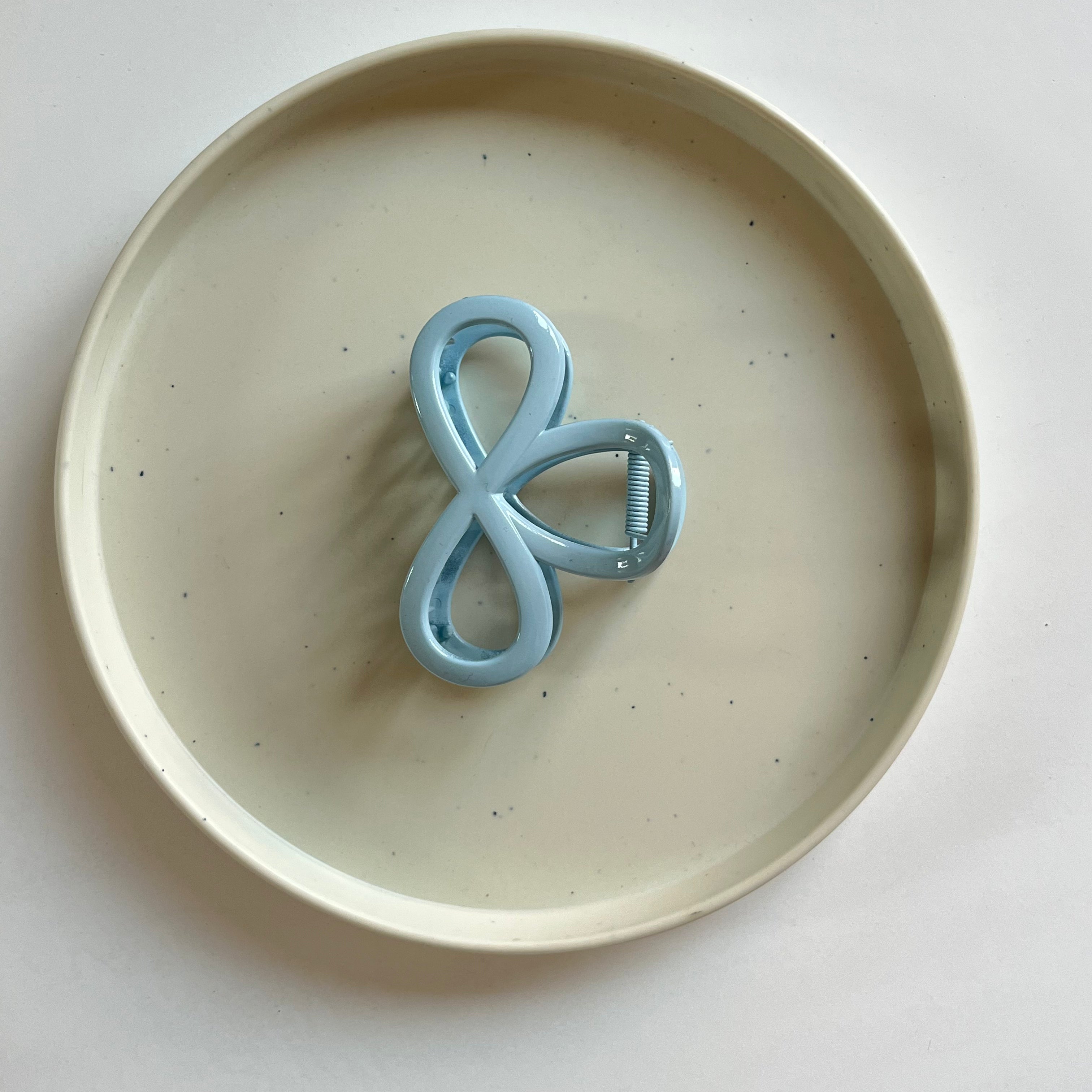 Infinity Loop Medium Hair Claw