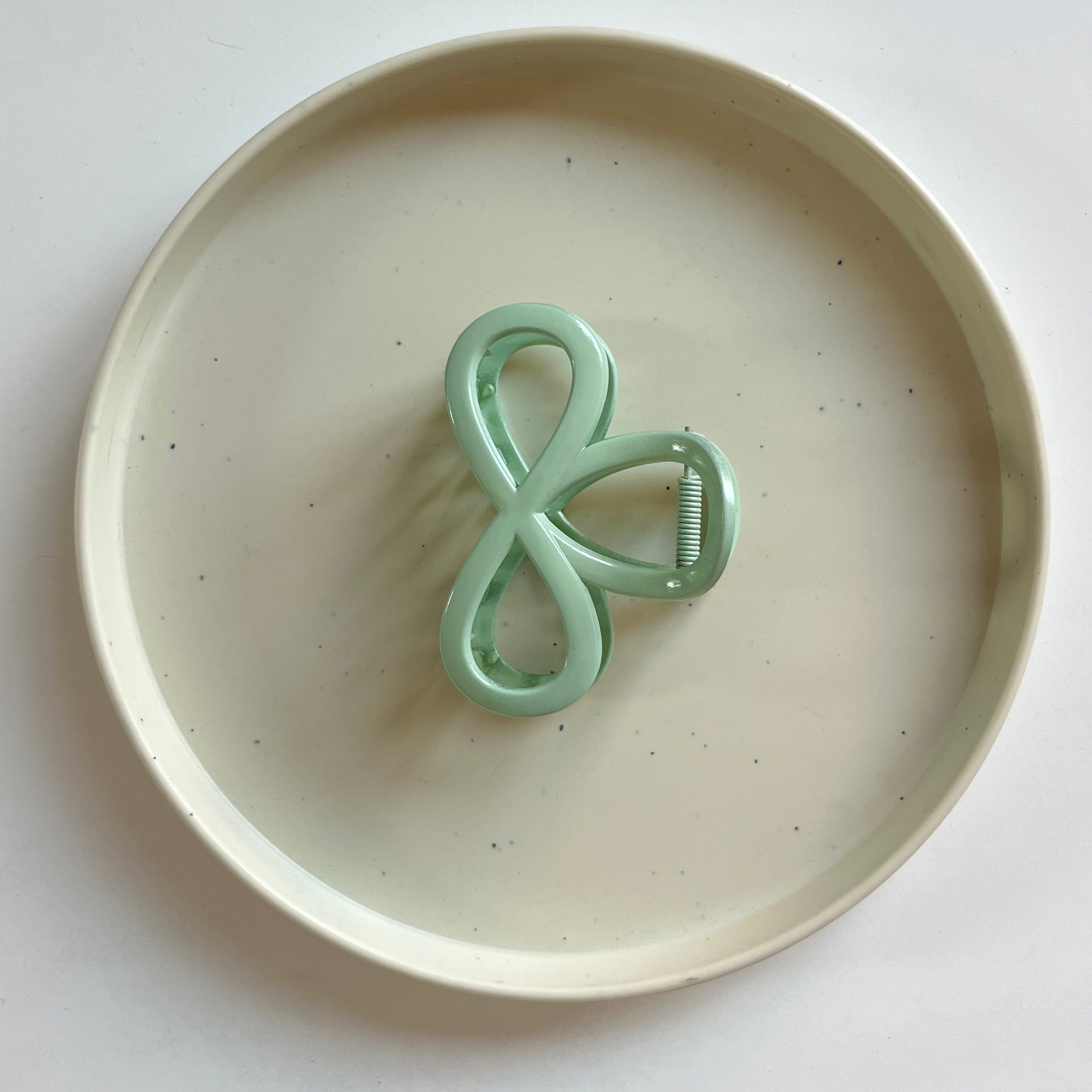 Infinity Loop Medium Hair Claw