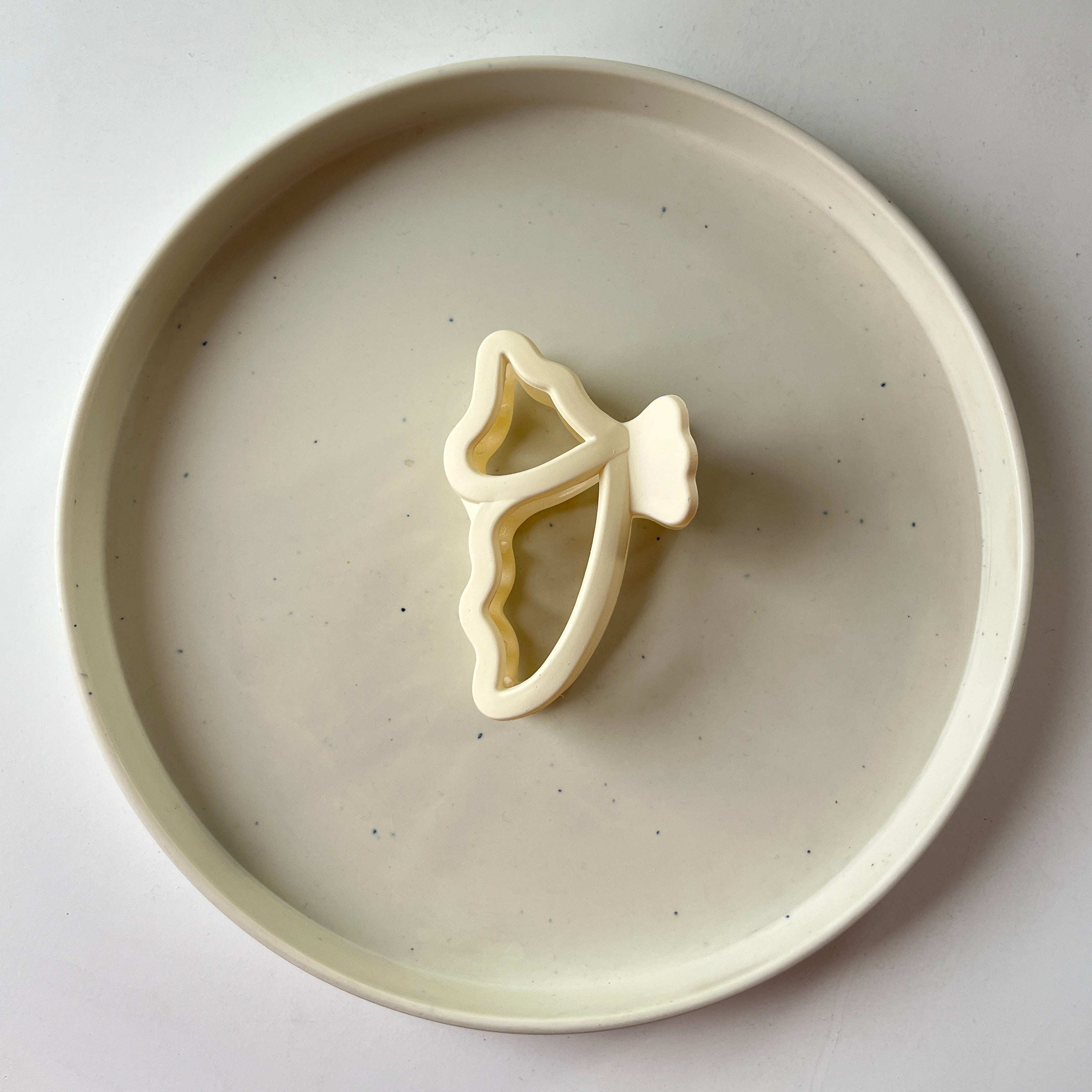 Soft Curve Bow Hair Claw