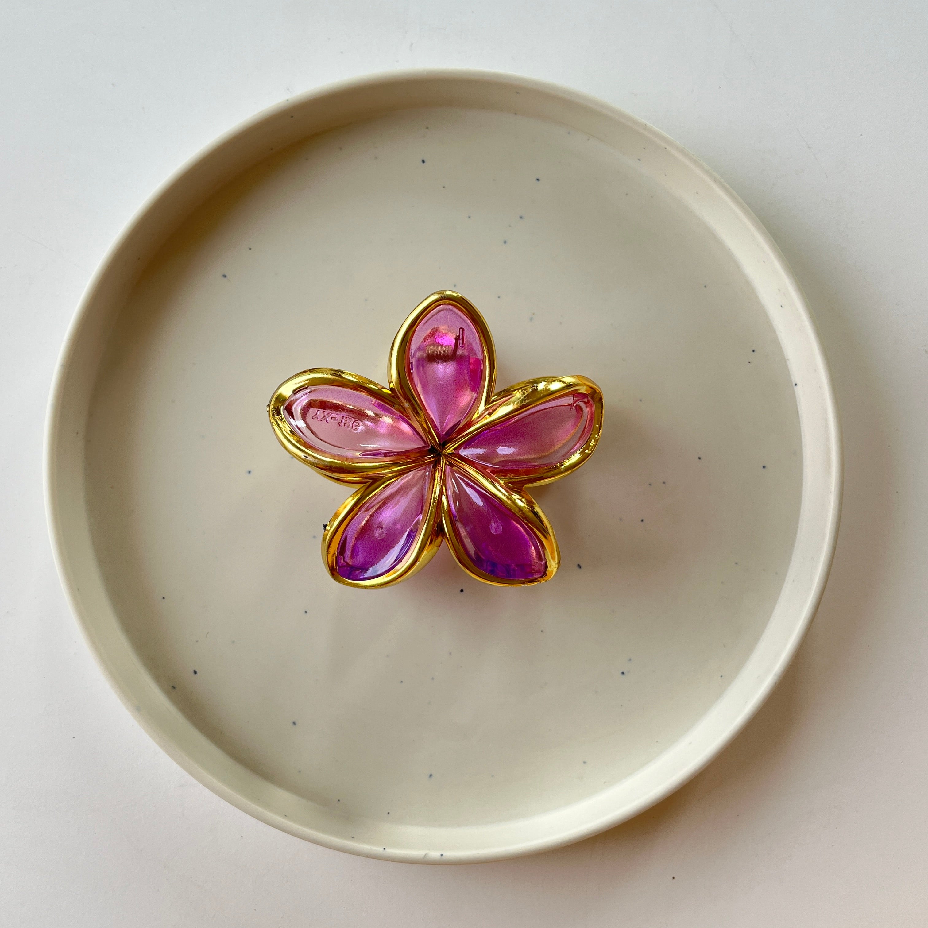 Gold Rim Petal Hair Claw