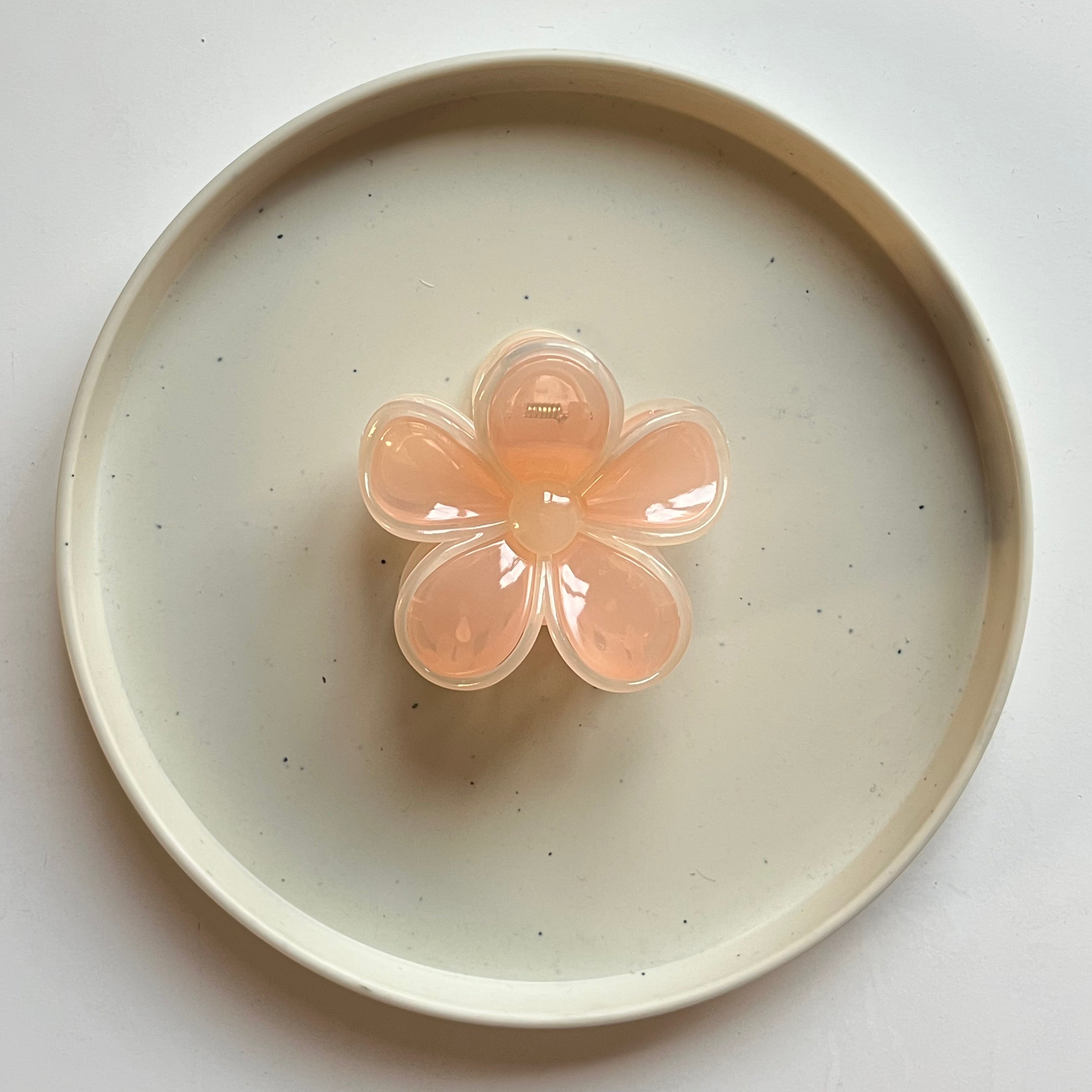 Pearl Sheen Bloom Hair Claw