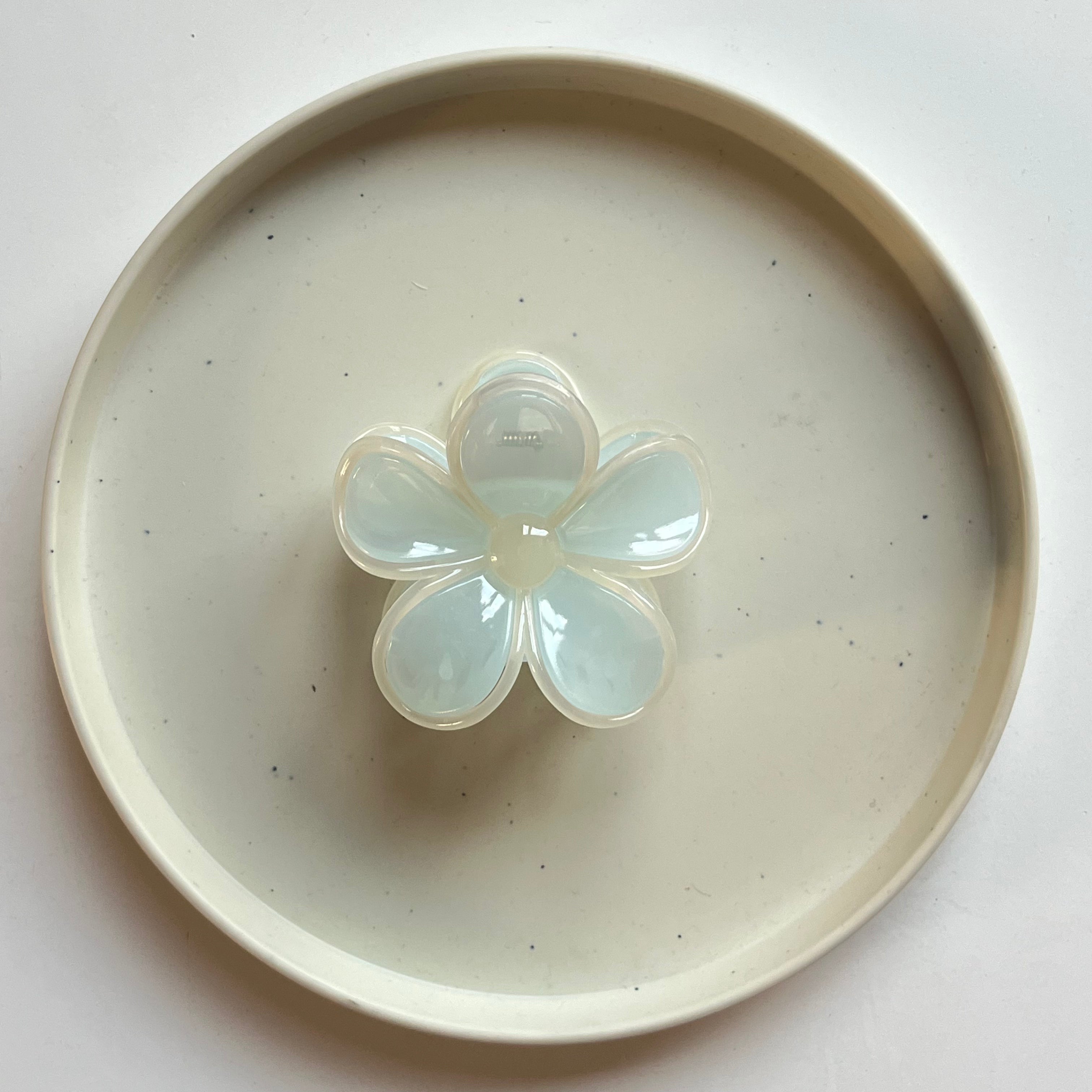 Pearl Sheen Bloom Hair Claw