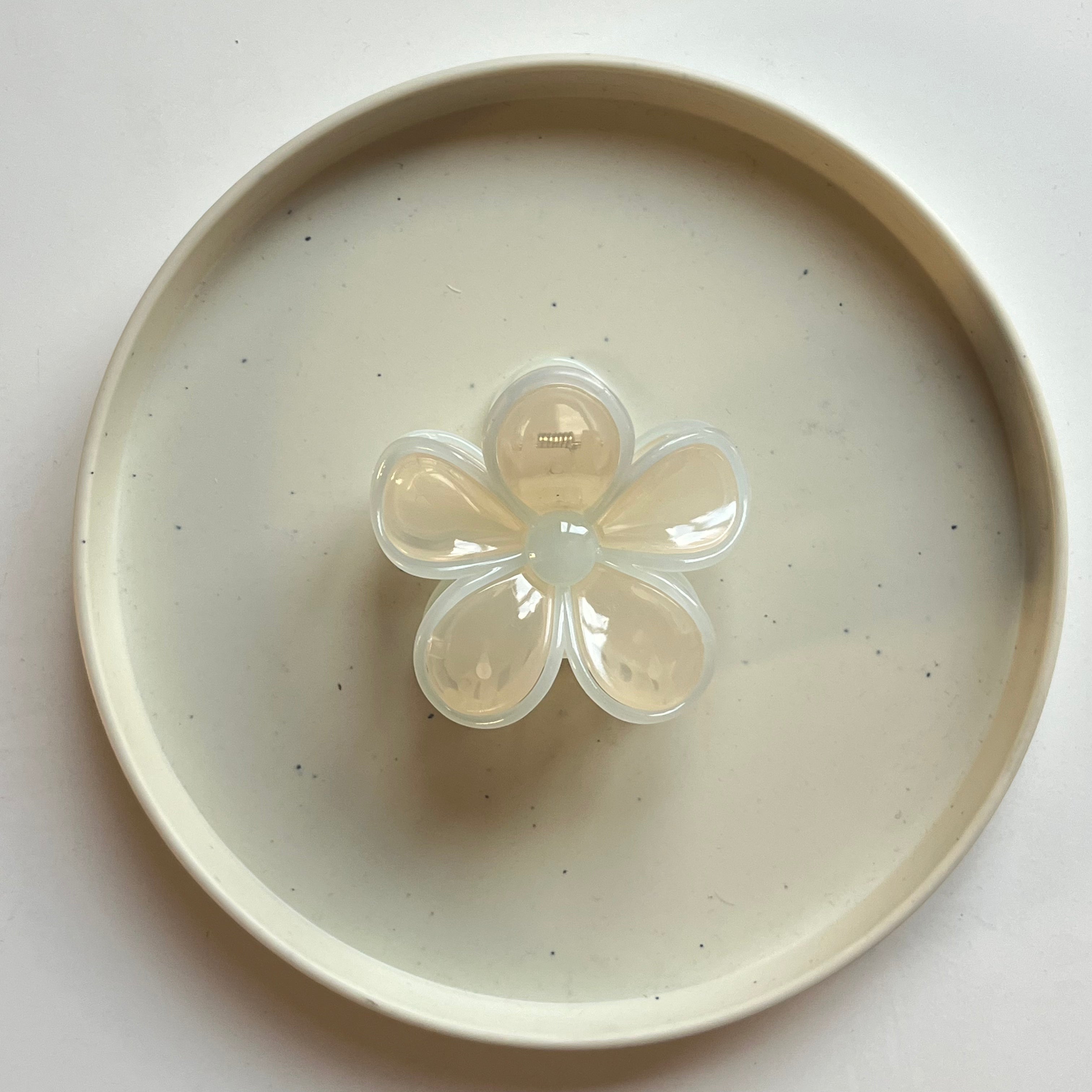 Pearl Sheen Bloom Hair Claw