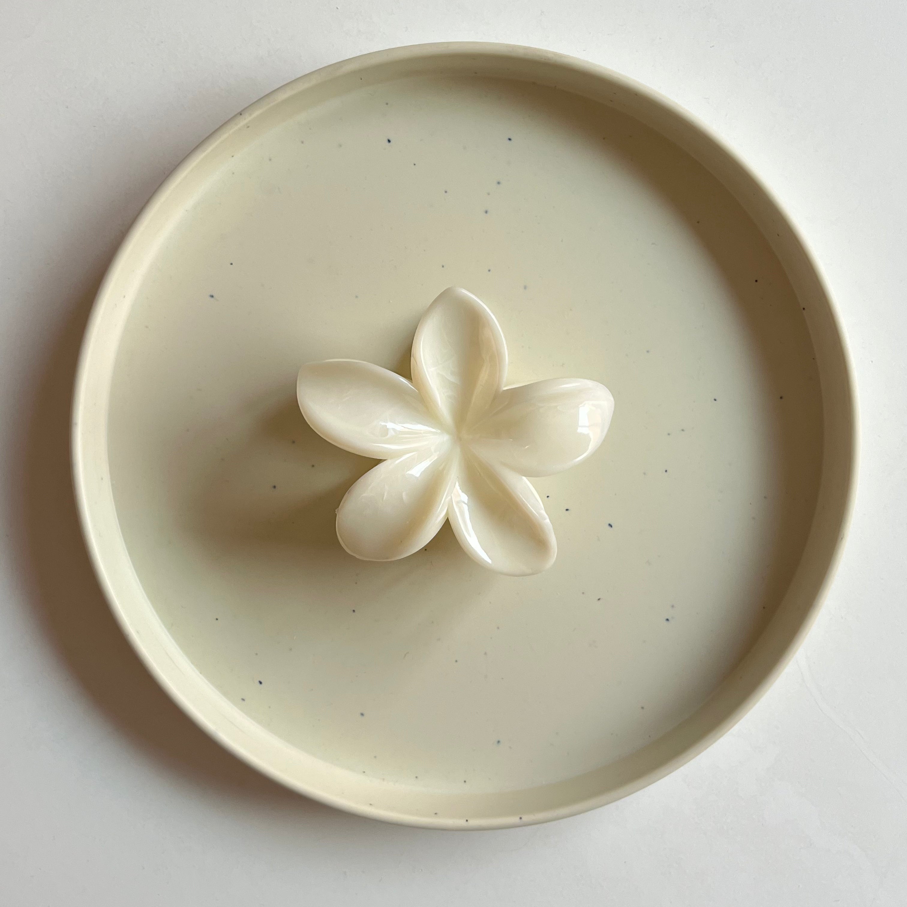 Pearl Petal Large Hair Claw