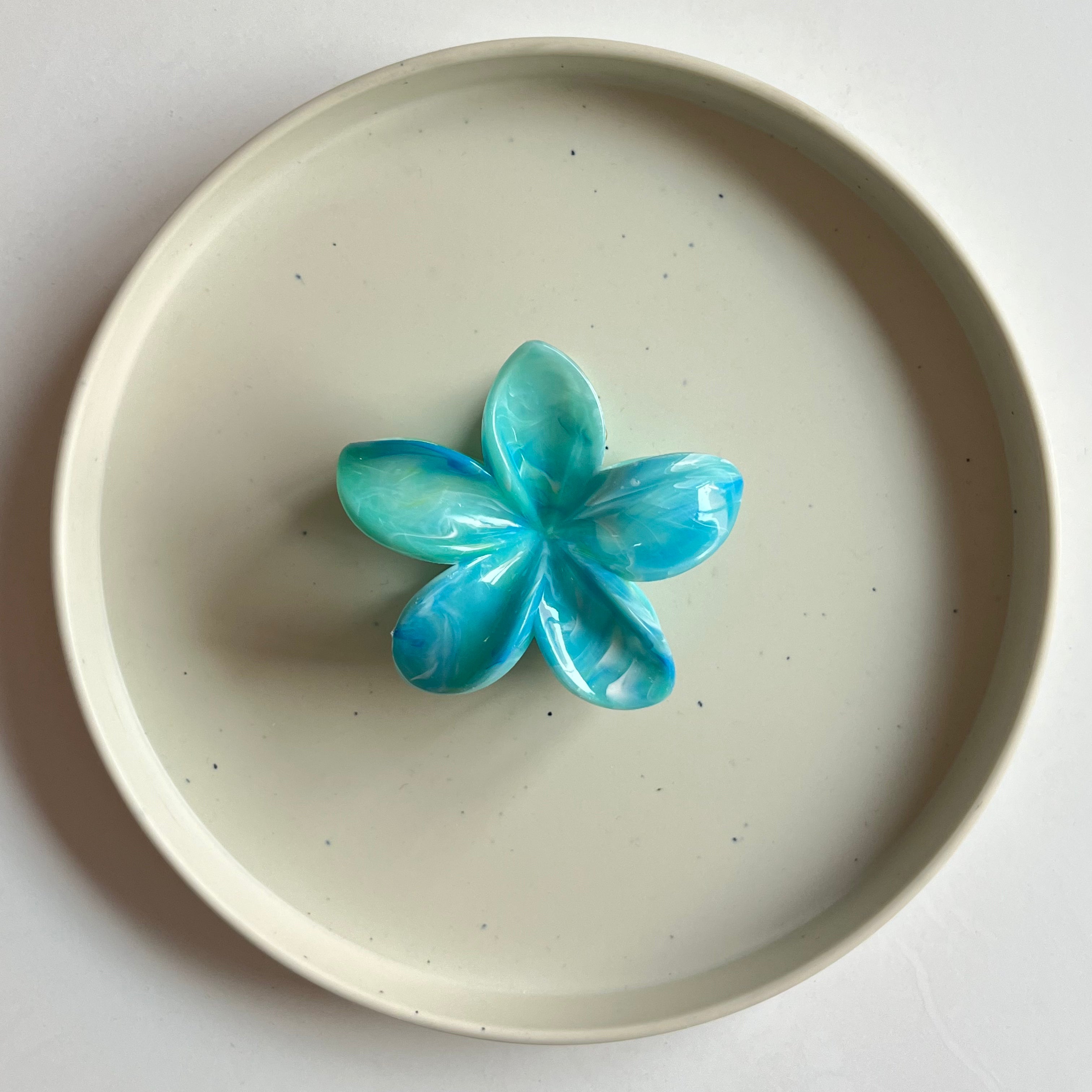 Pearl Petal Large Hair Claw