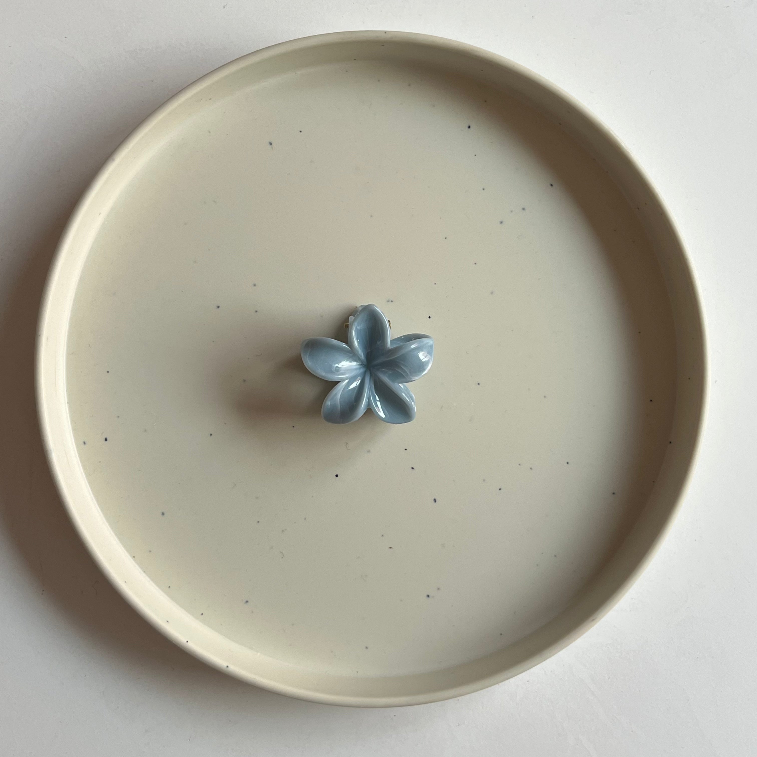 Pearl Petal Small Hair Claw