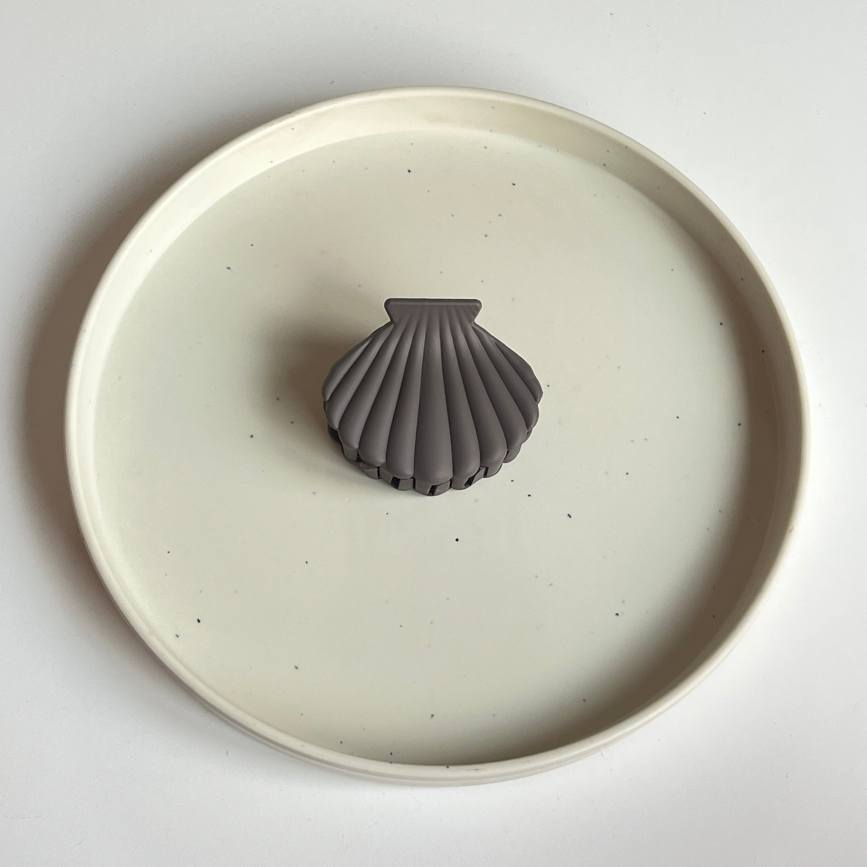 Shell Medium Hair Claw