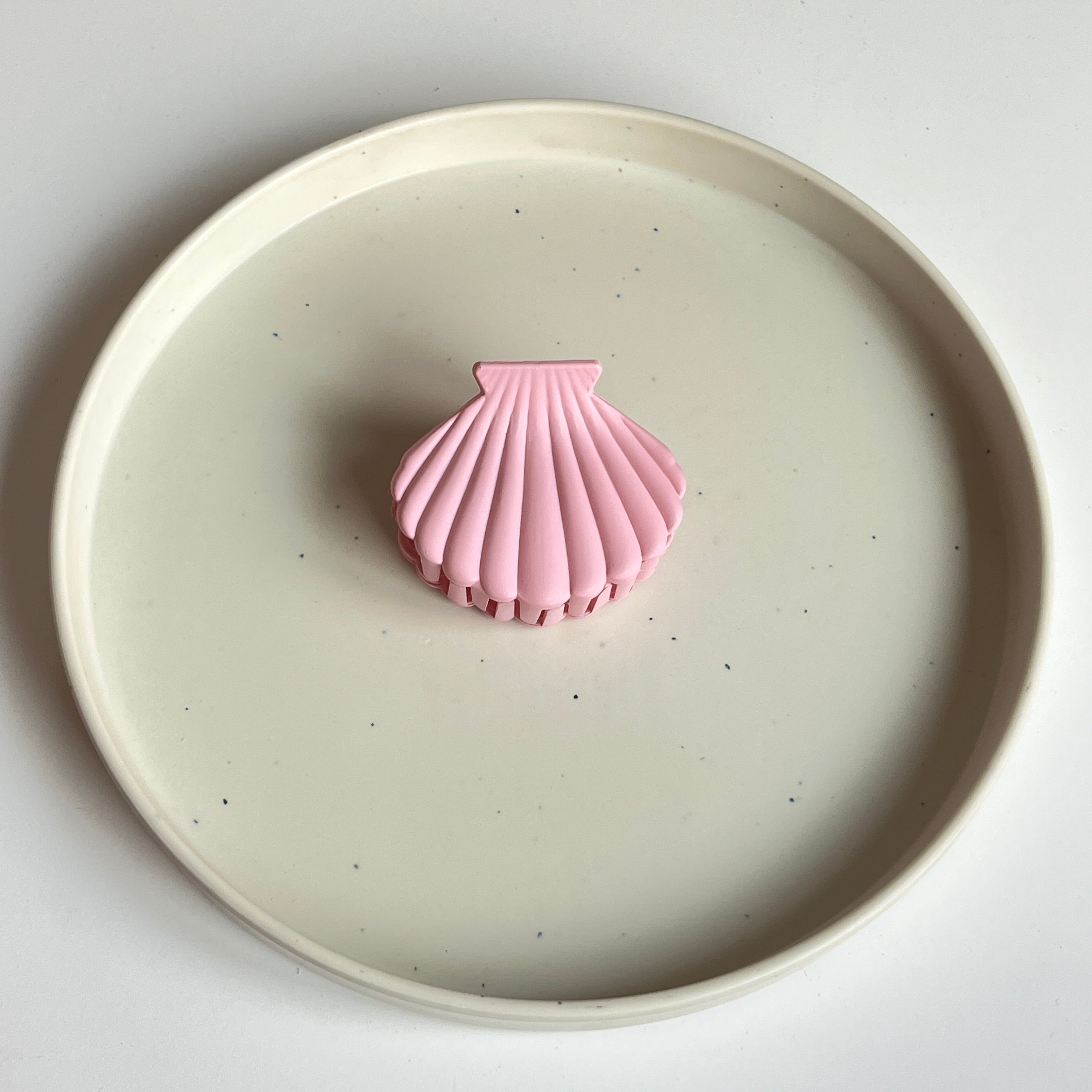 Shell Medium Hair Claw