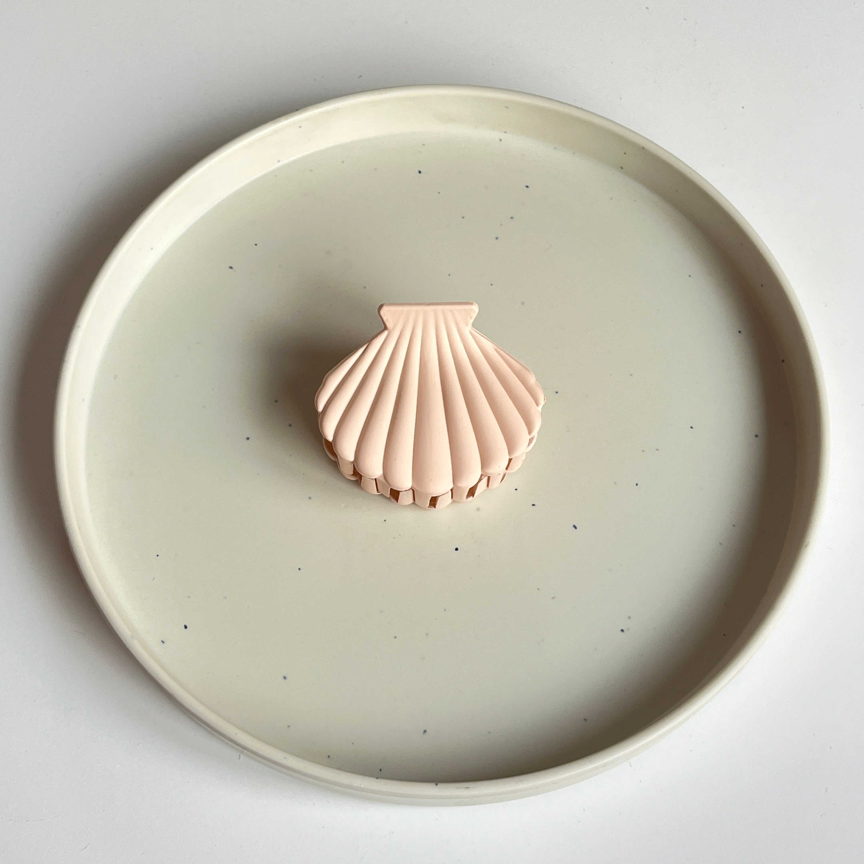 Shell Medium Hair Claw