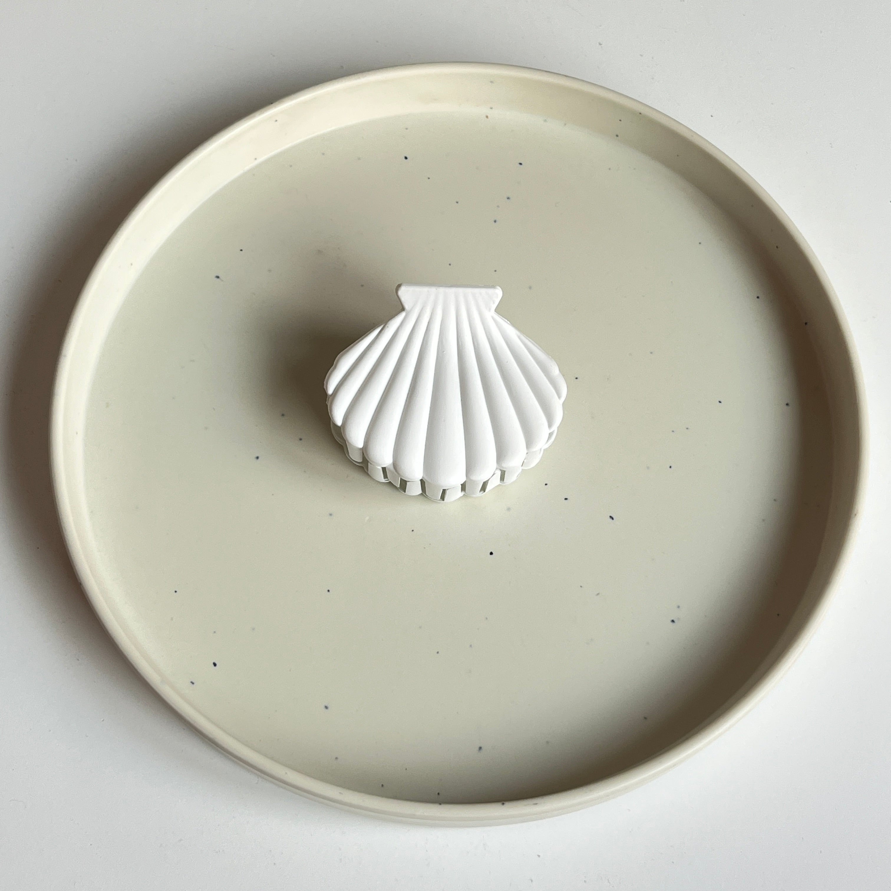 Shell Medium Hair Claw