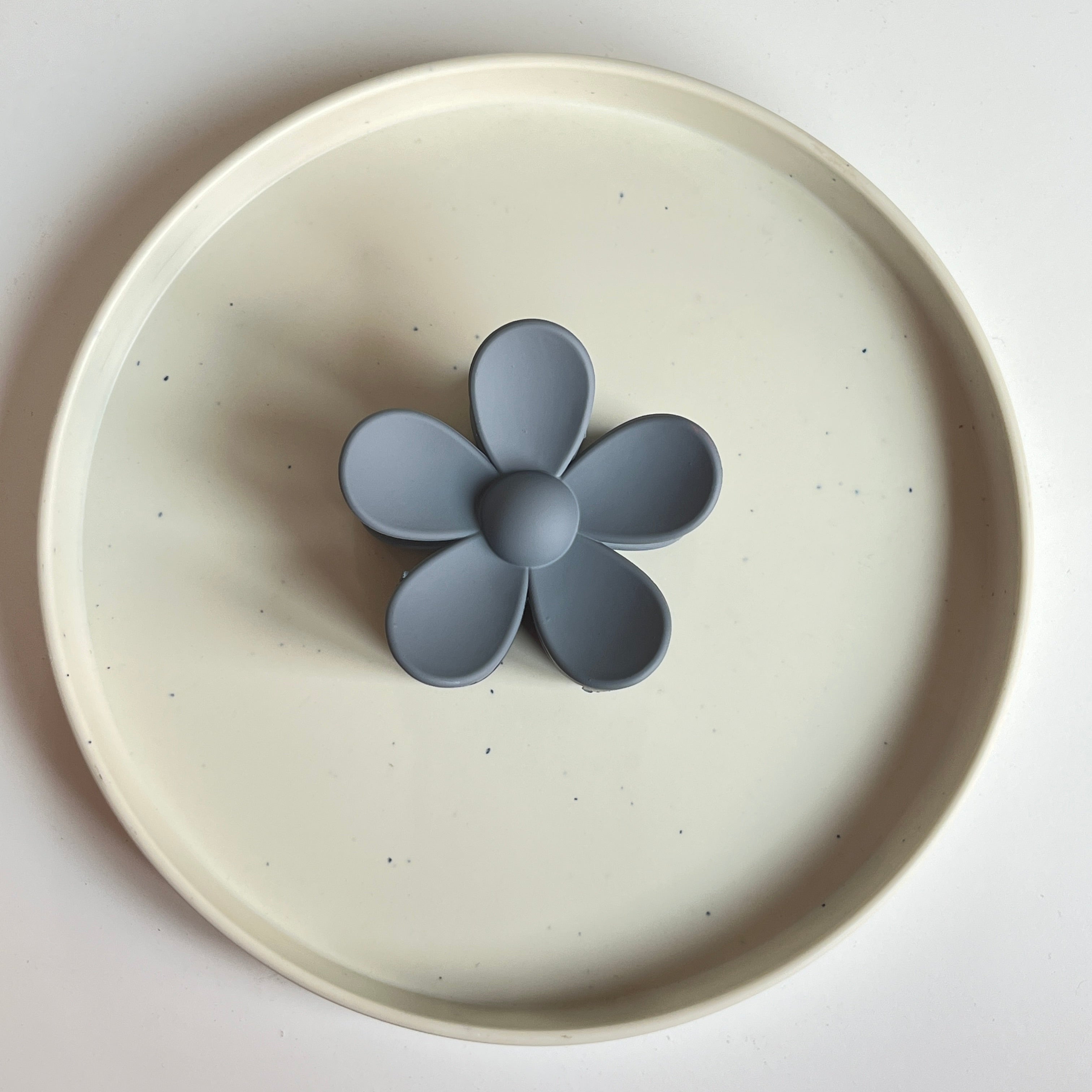 Matte Daisy Large Hair Claw