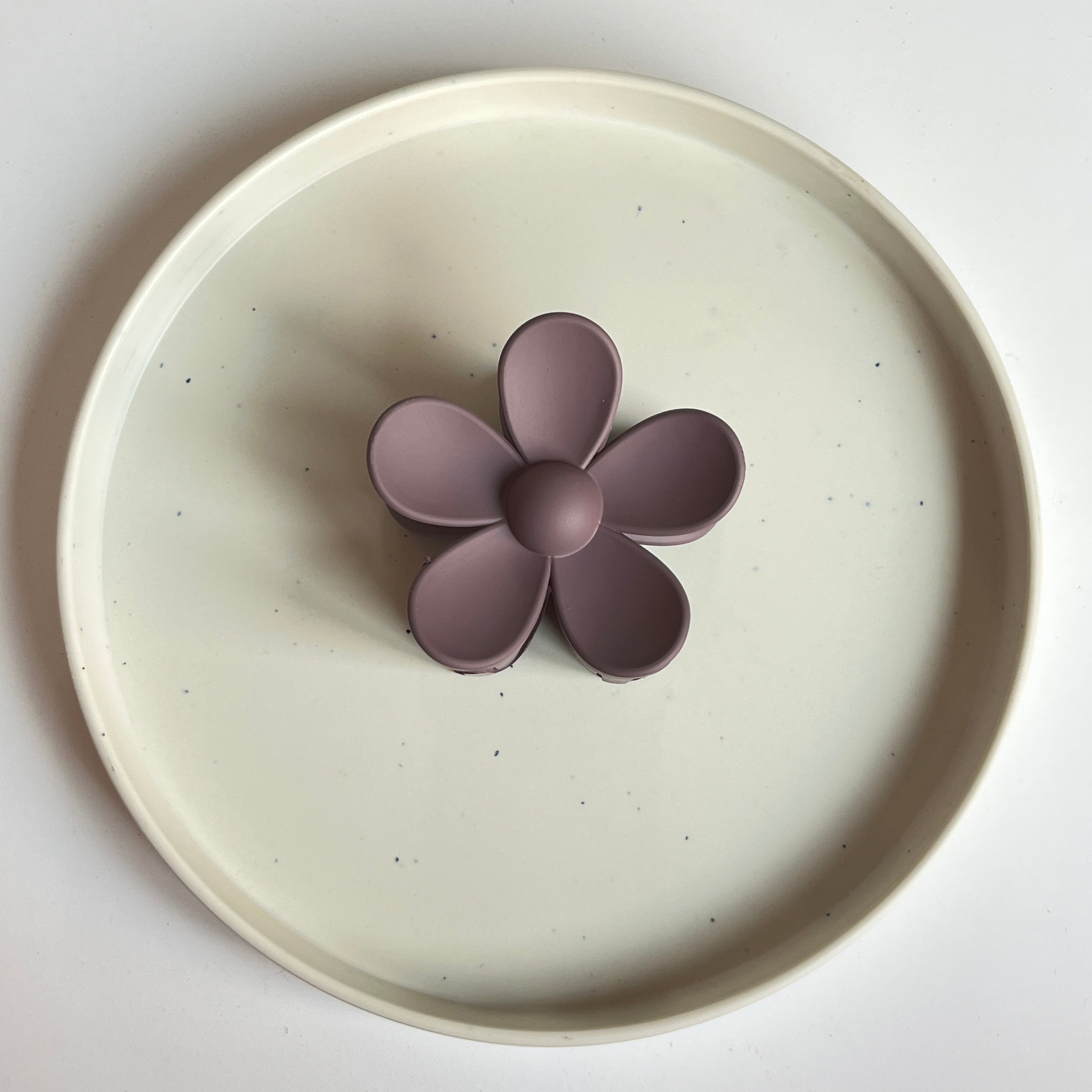 Matte Daisy Large Hair Claw