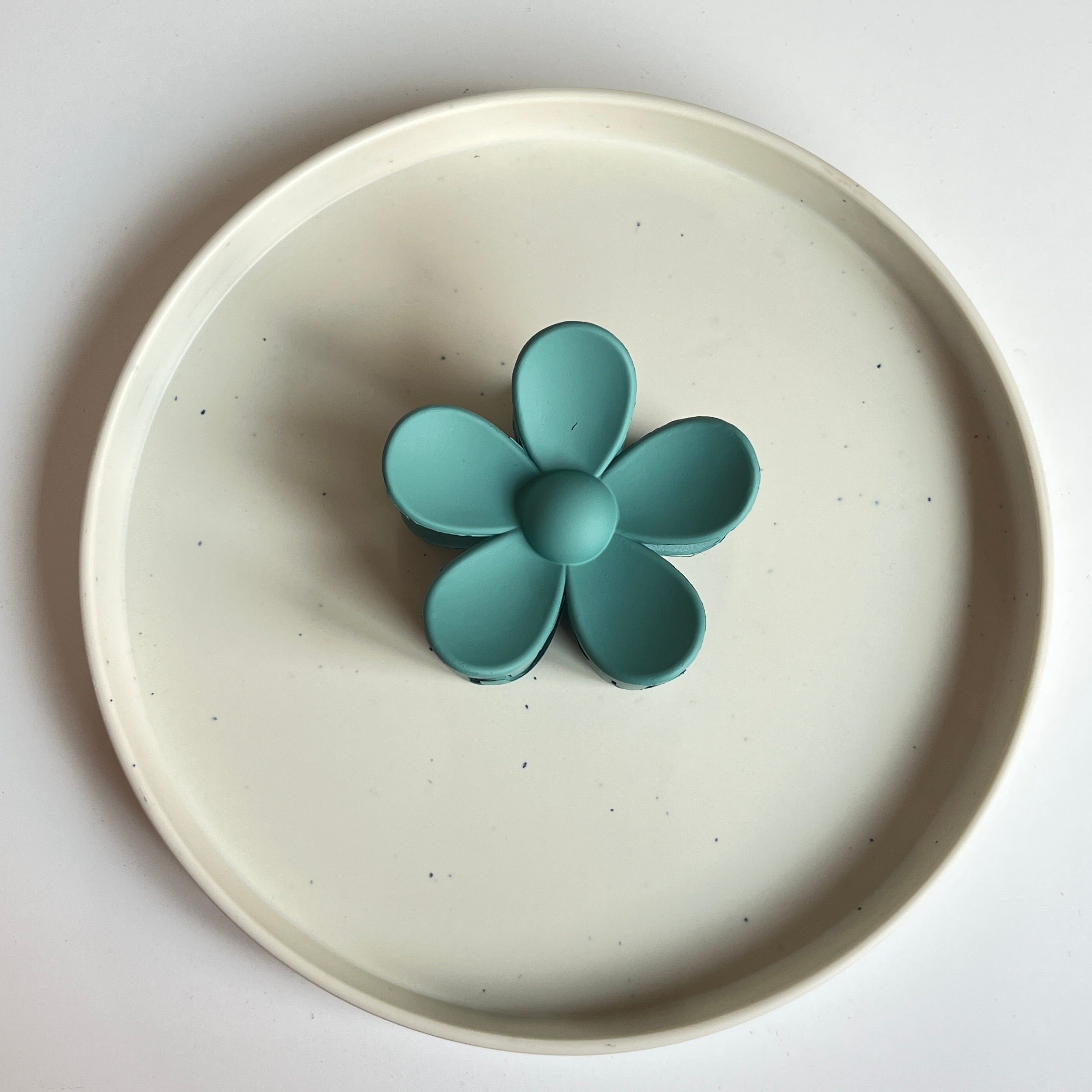 Matte Daisy Large Hair Claw