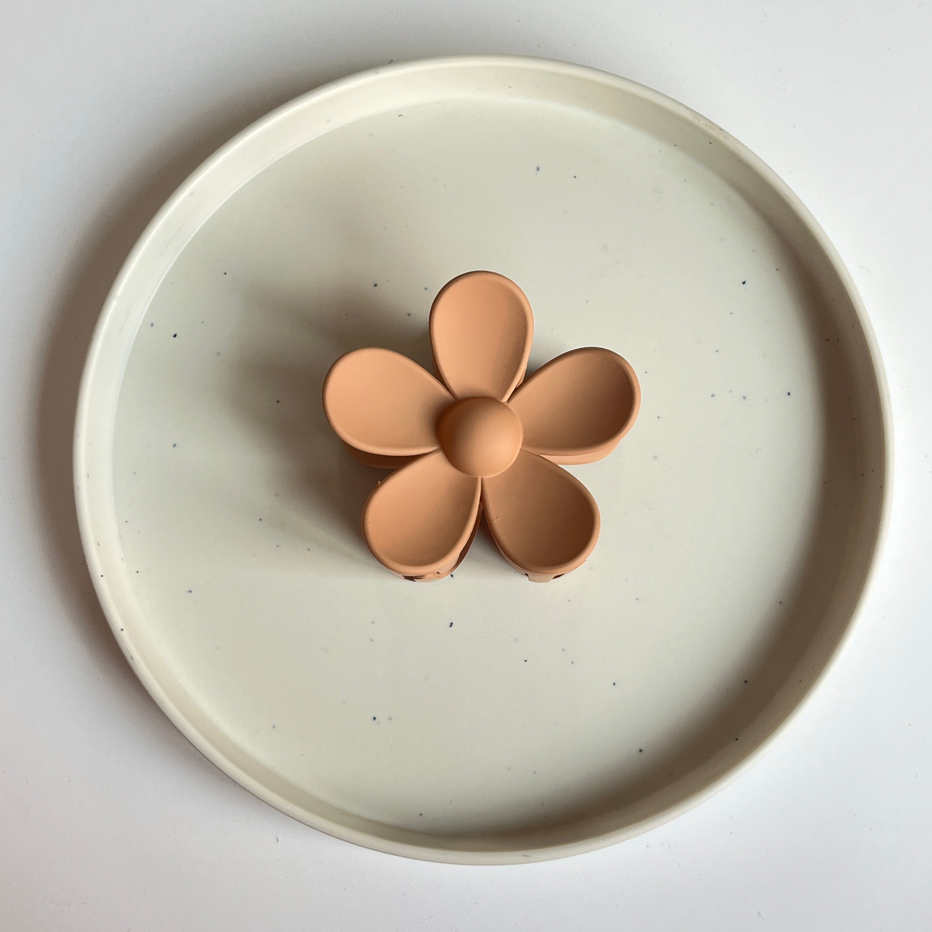 Matte Daisy Large Hair Claw
