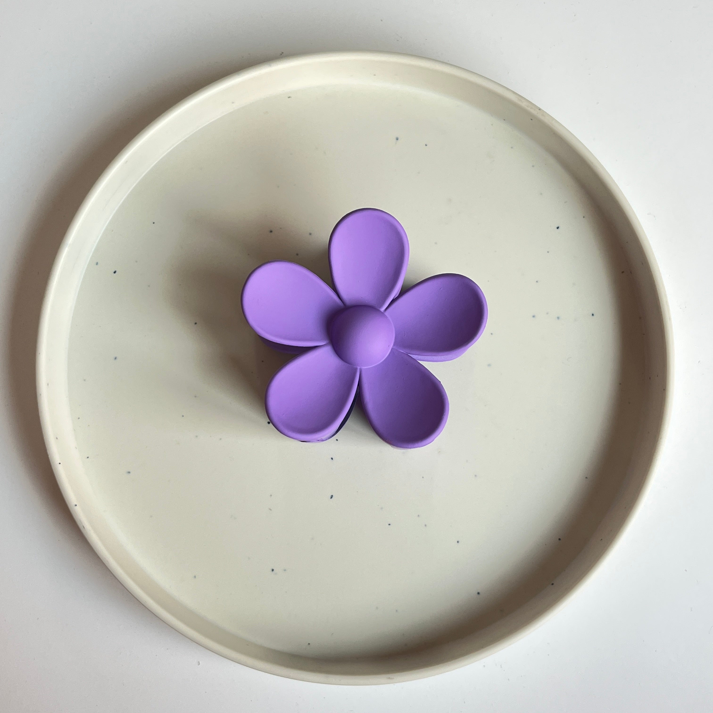 Matte Daisy Large Hair Claw