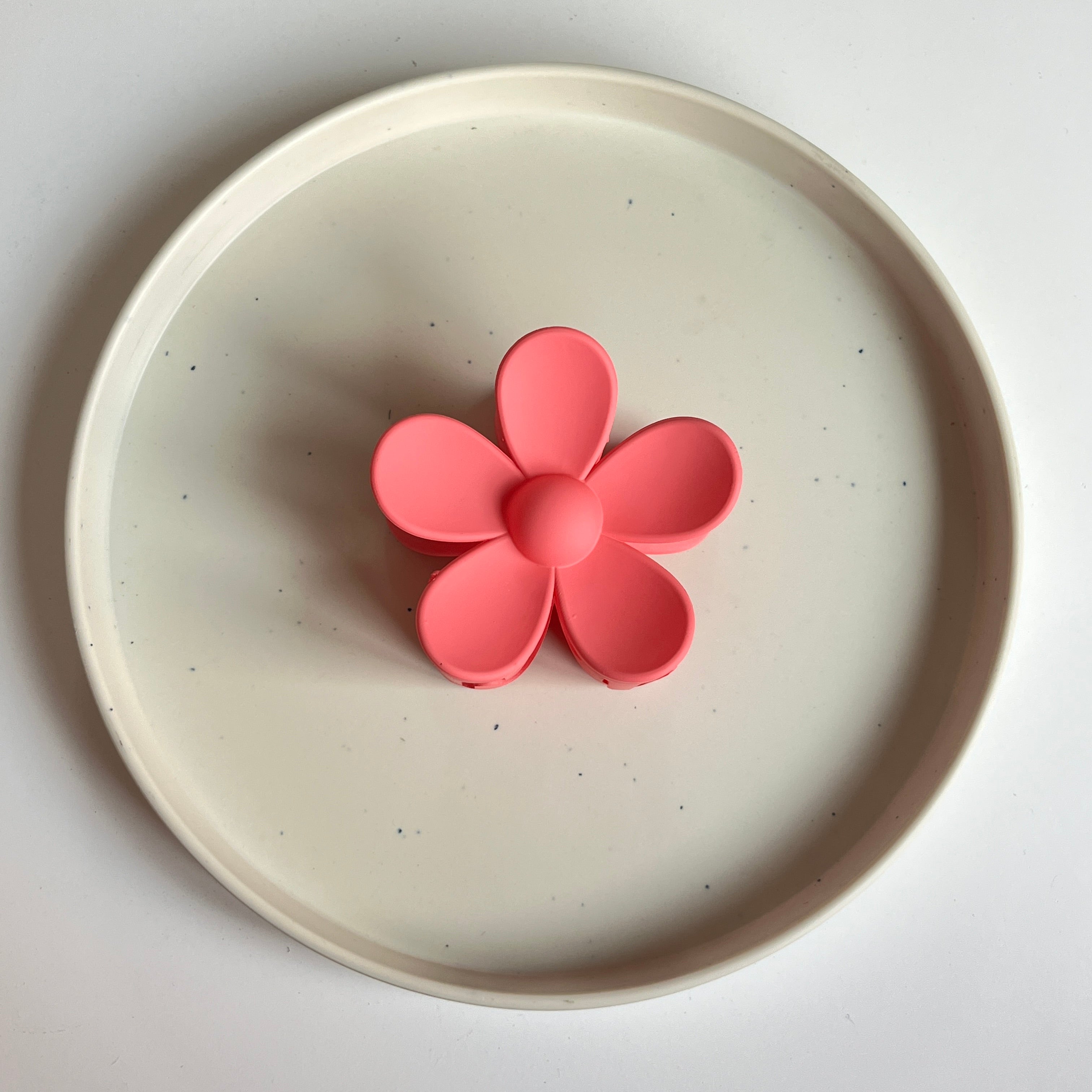 Matte Daisy Large Hair Claw