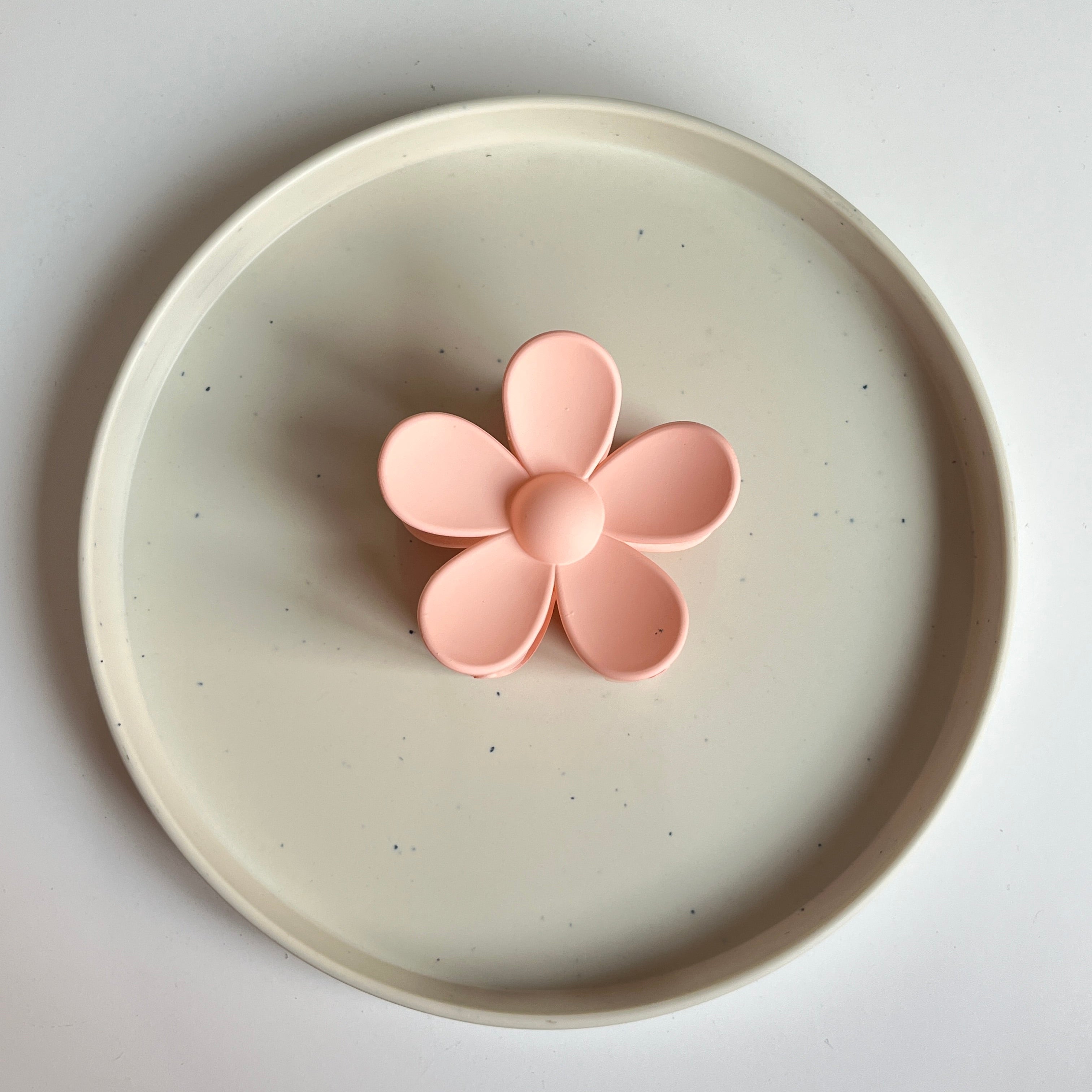 Matte Daisy Large Hair Claw