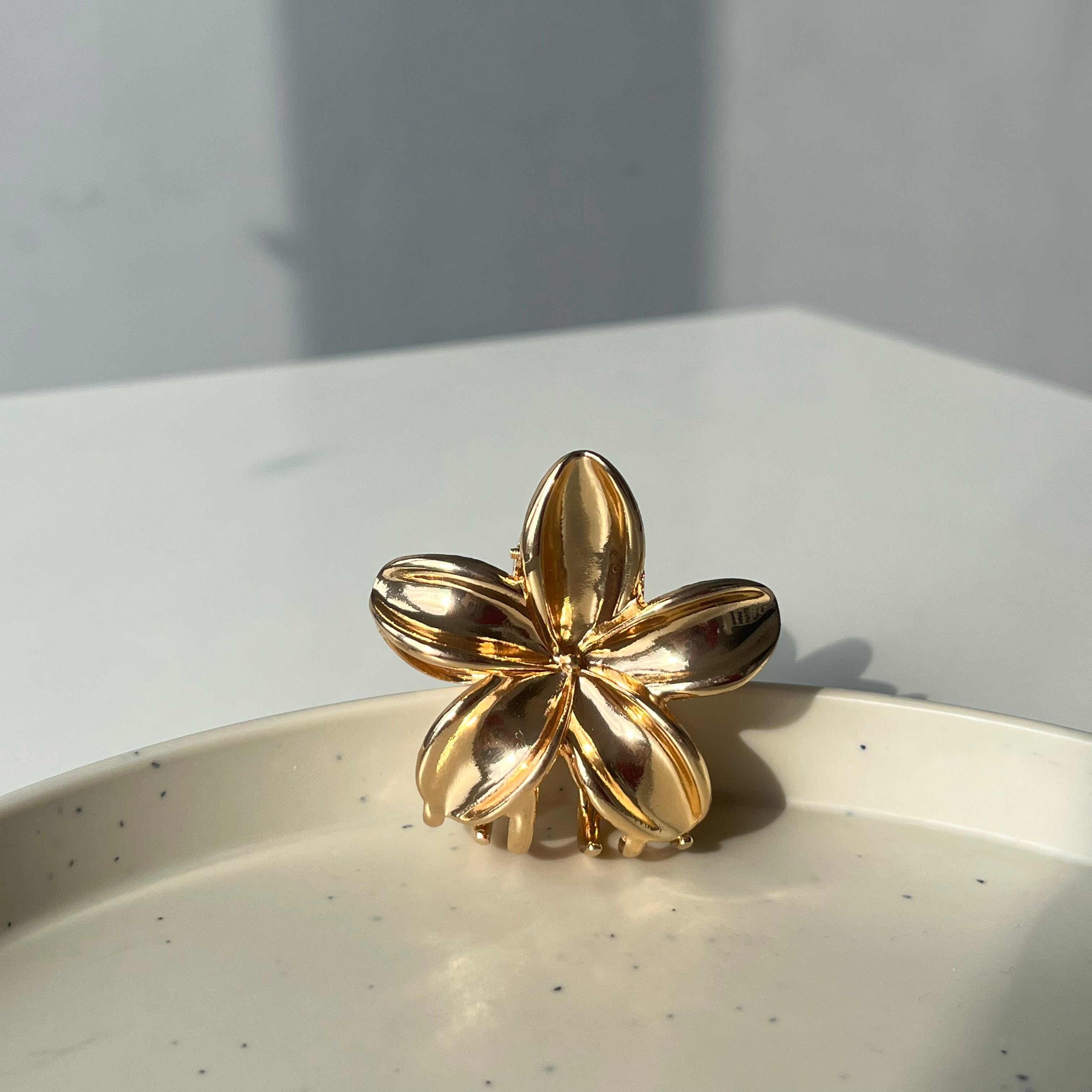 Solara – Medium Gold Flower Clip