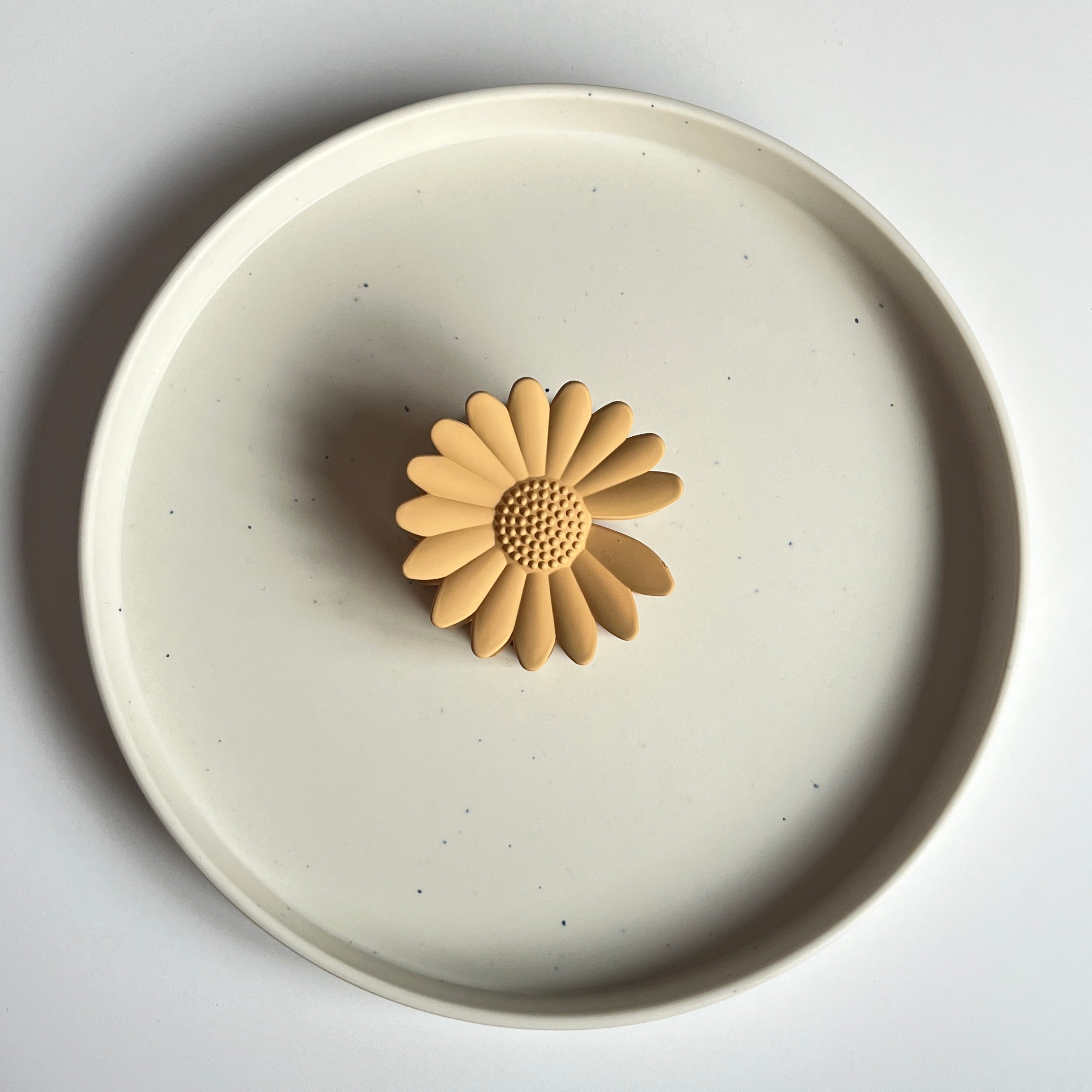 Daisy Matte Large Hair Claw