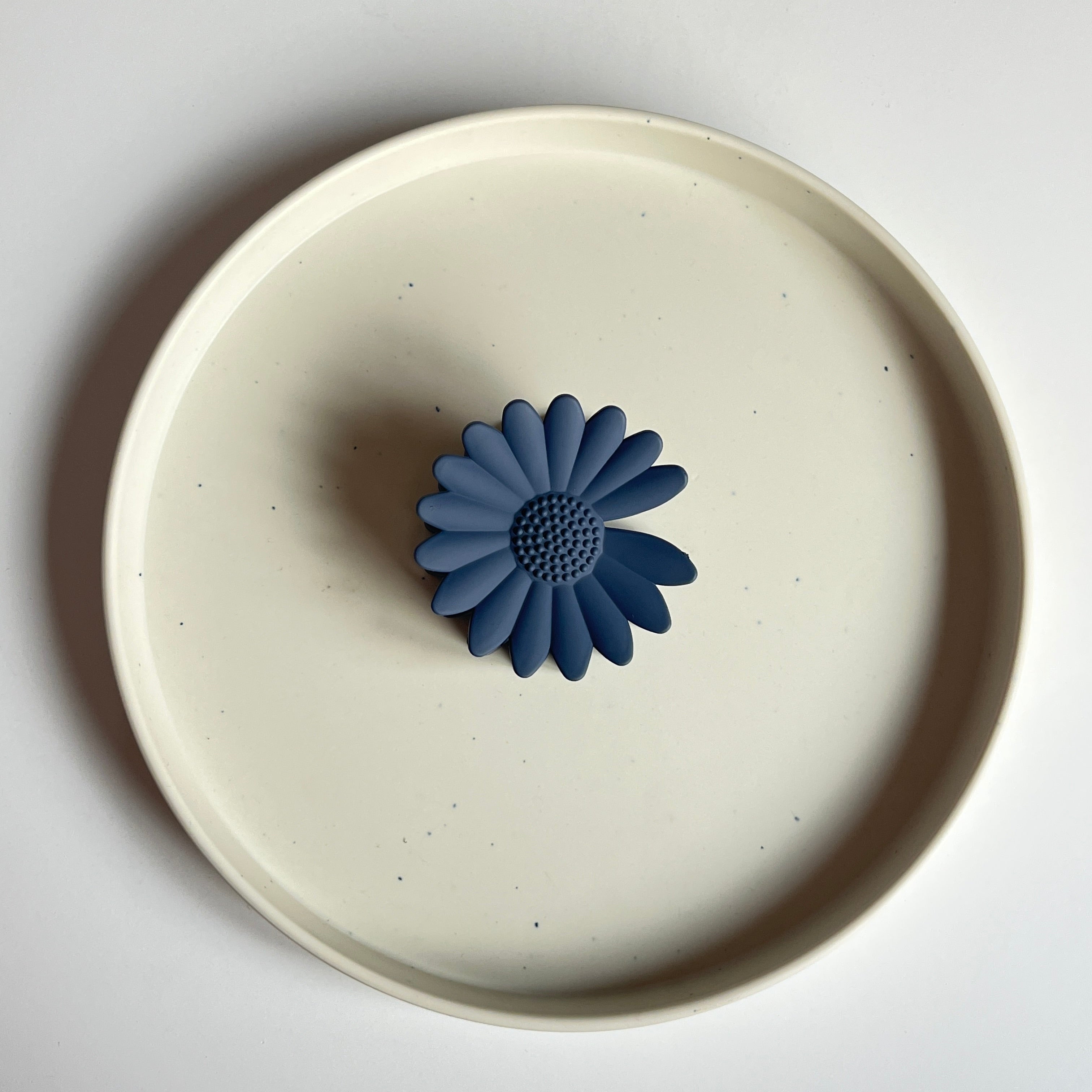 Daisy Matte Large Hair Claw