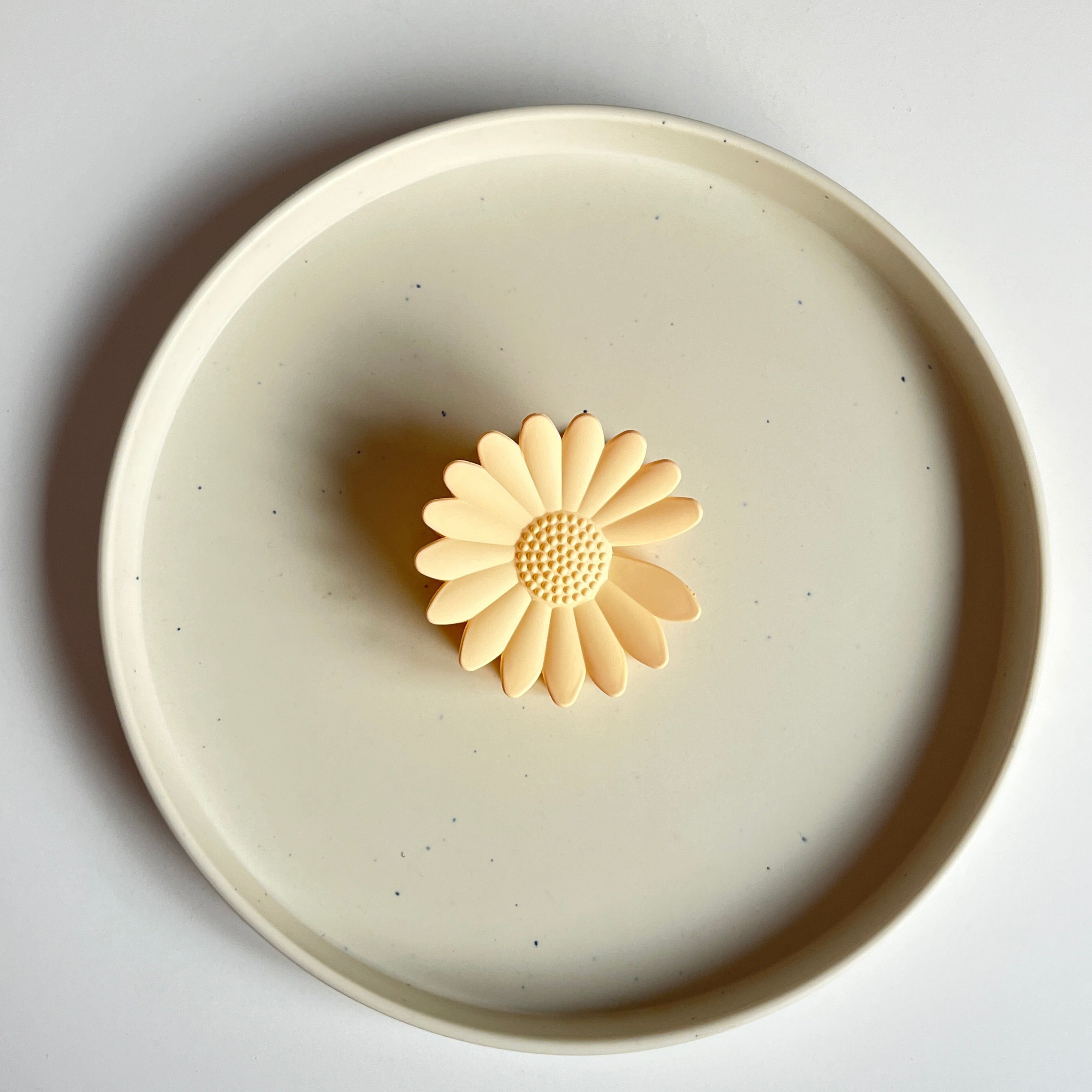 Daisy Matte Large Hair Claw