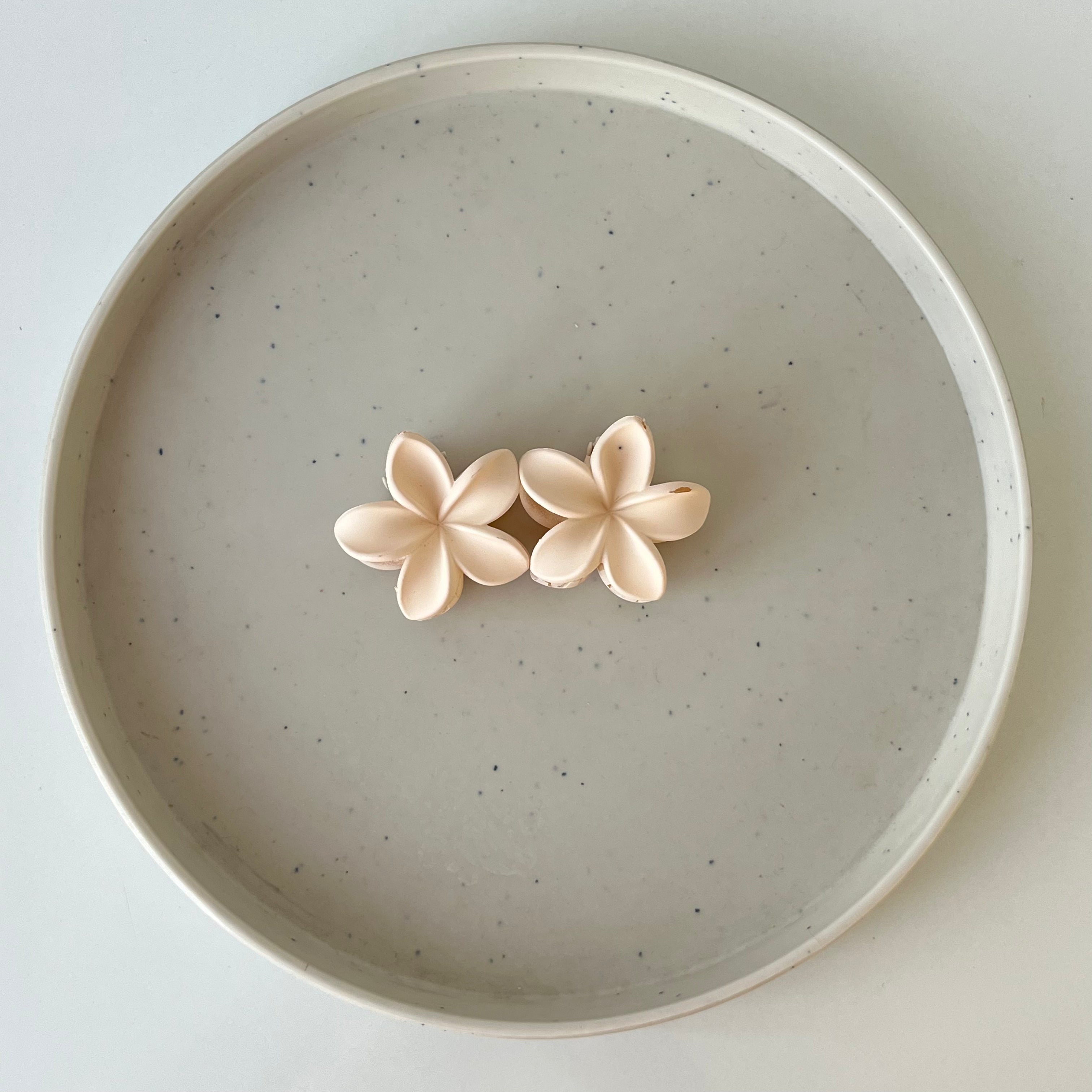 Matte Blossom – Small Flower Hair Claw
