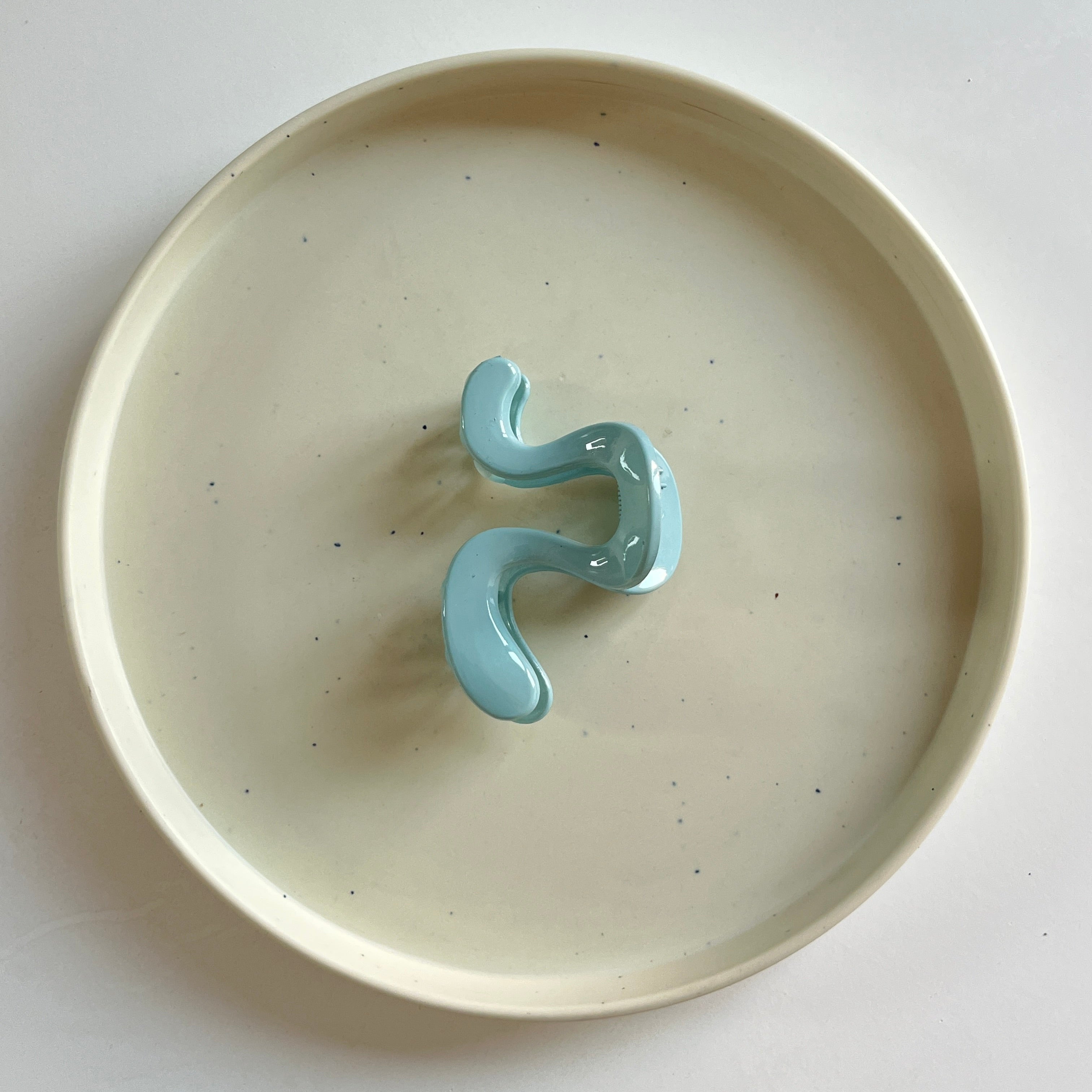 Wavy Flow Medium Hair Claw