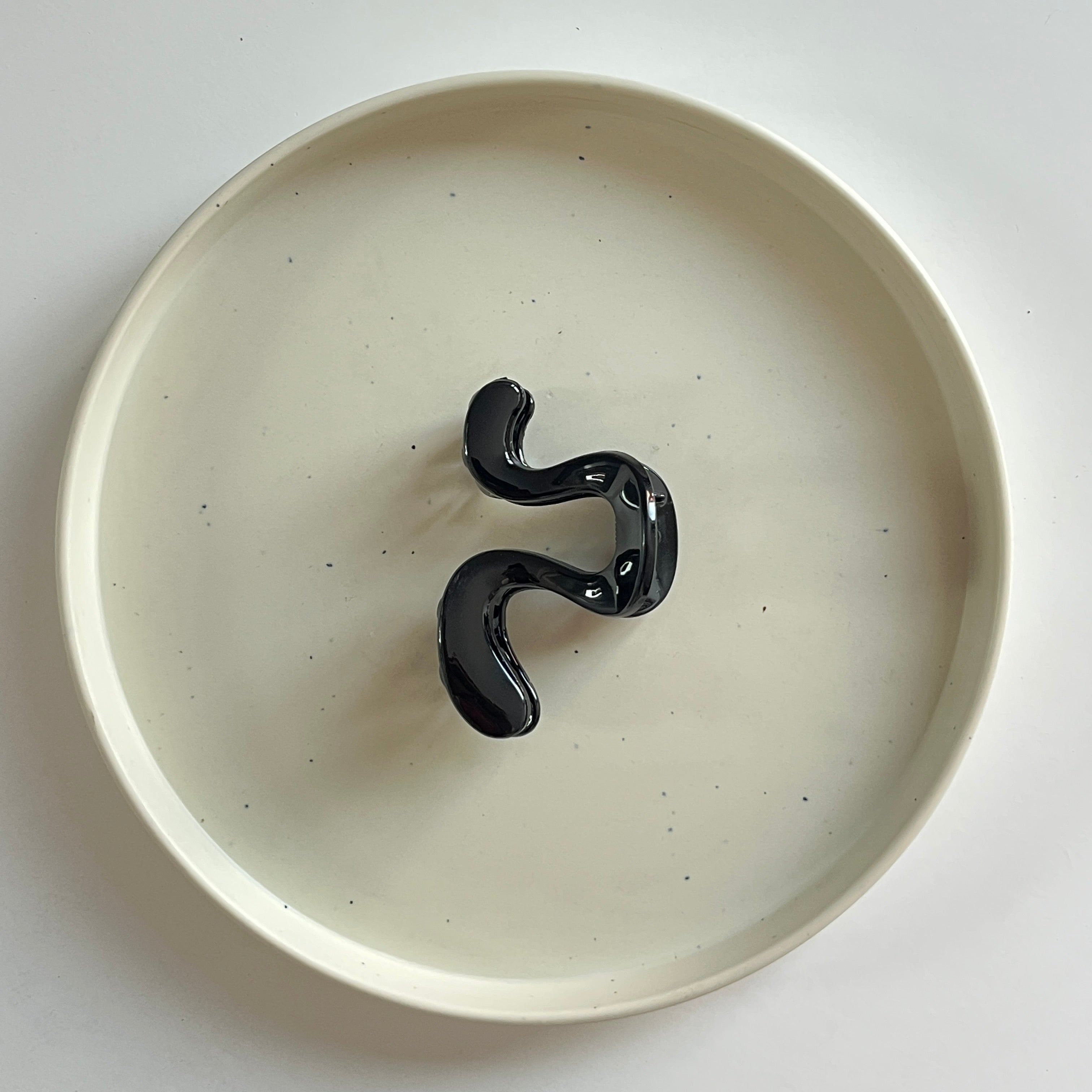 Wavy Flow Medium Hair Claw