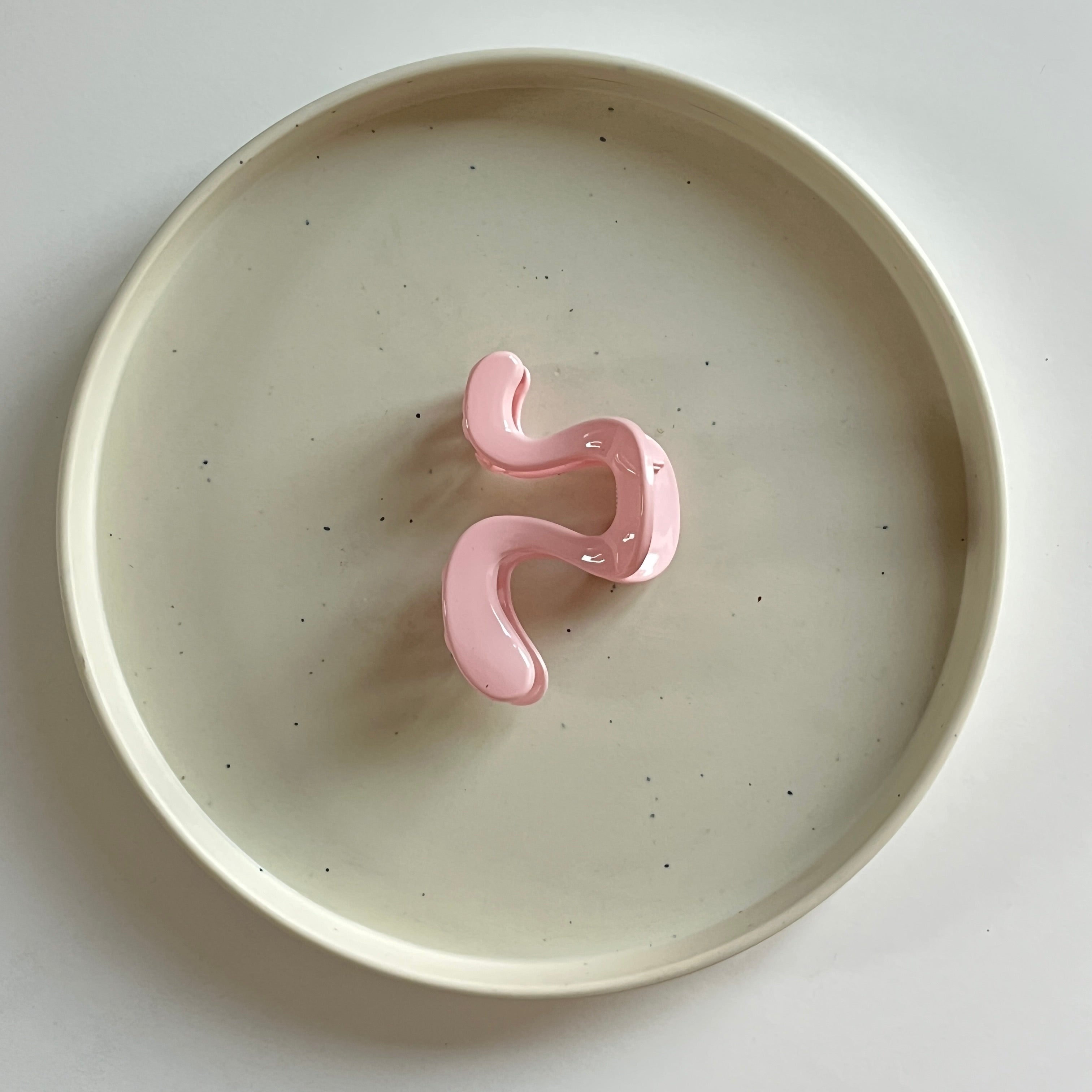 Wavy Flow Medium Hair Claw