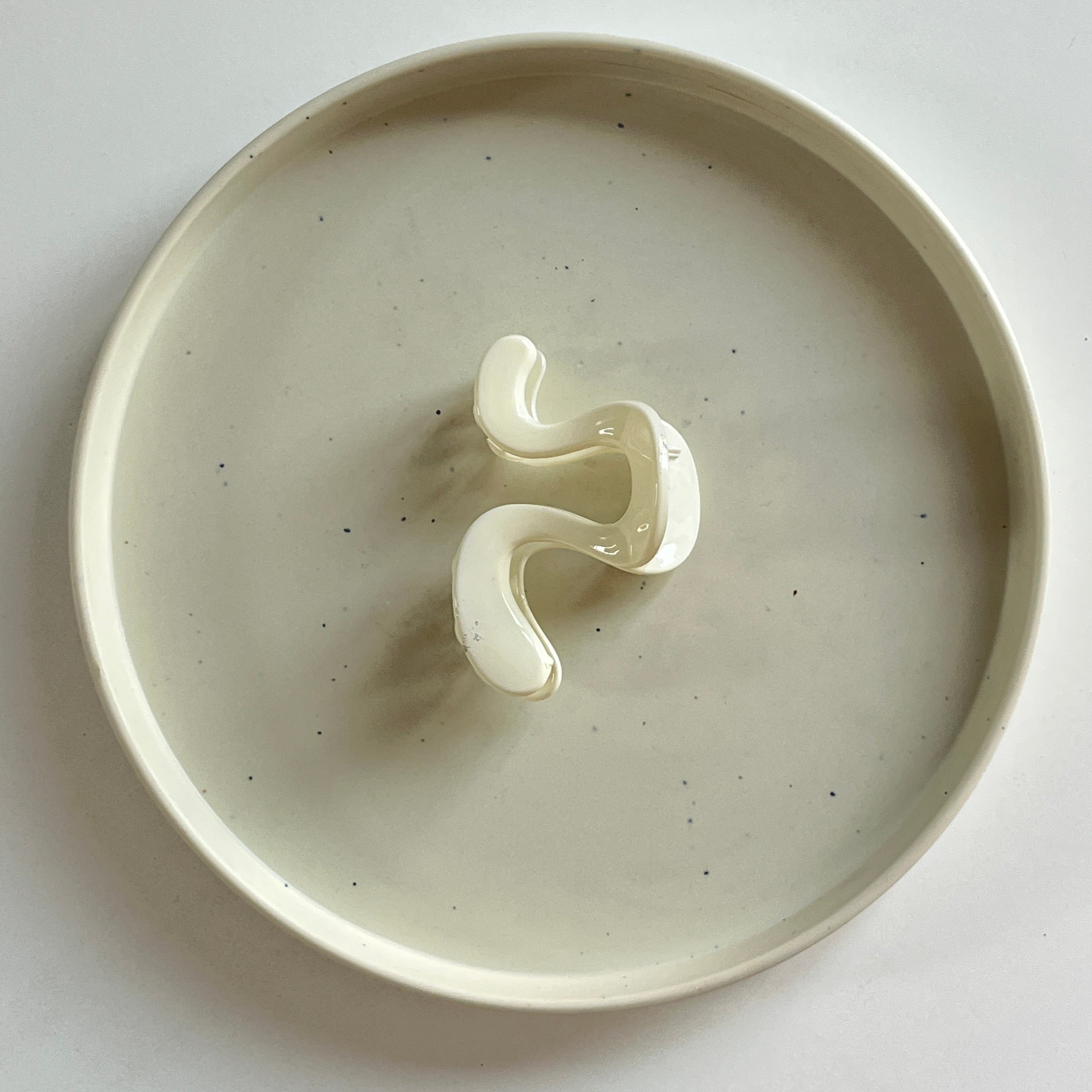 Wavy Flow Medium Hair Claw