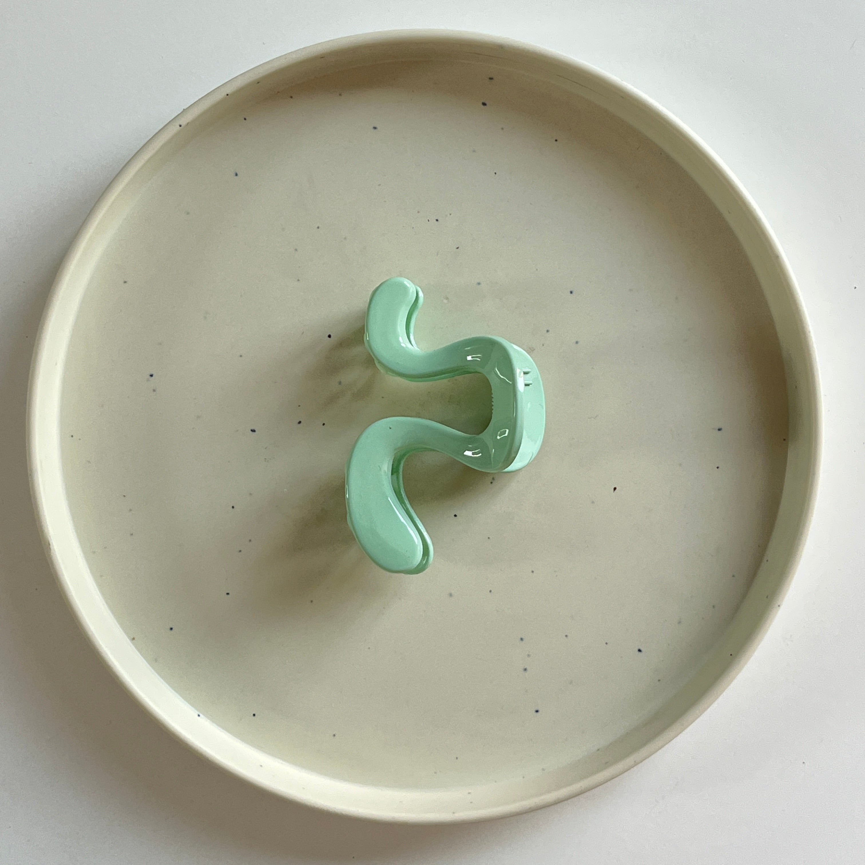 Wavy Flow Medium Hair Claw