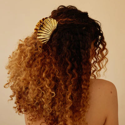Grip test photoclip in thick hair